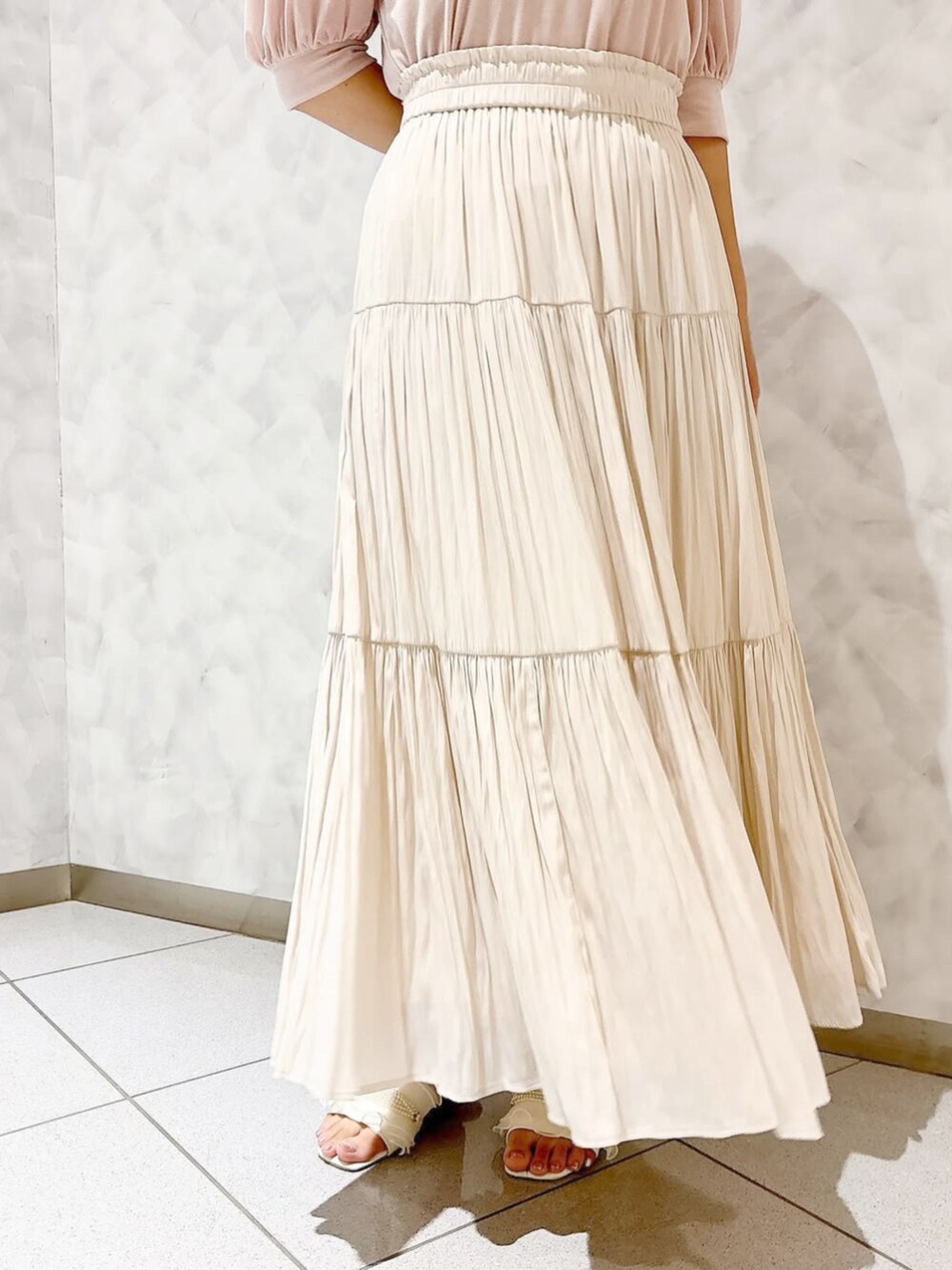 ピンク系のTシャツ/カットソーを着用したレディースの夏コーディネートの3枚目の写真