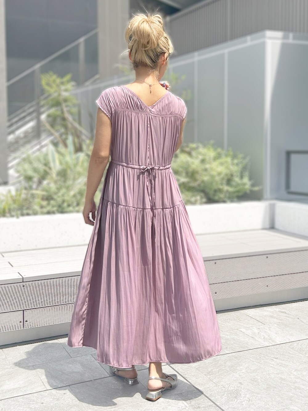 「フェミニンスタイル、お呼ばれコーデ、ストロベリーフィールズ、2wayワンピース、初夏のおでかけ、ティアードワンピ、洗濯機OK、パウダーサテン、ルクアイーレ店_SHIZUKA、STRAWBERRYFIELDS」｜「STRAWBERRY-FIELDSのパウダーサテン＿パウダーサテン２ＷＡＹワンピース　ワンピース（ワンピース、ピンク系）」を使った、STRAWBERRY-FIELDSさん（レディース・160cm）の春コーディネートの2枚目の写真