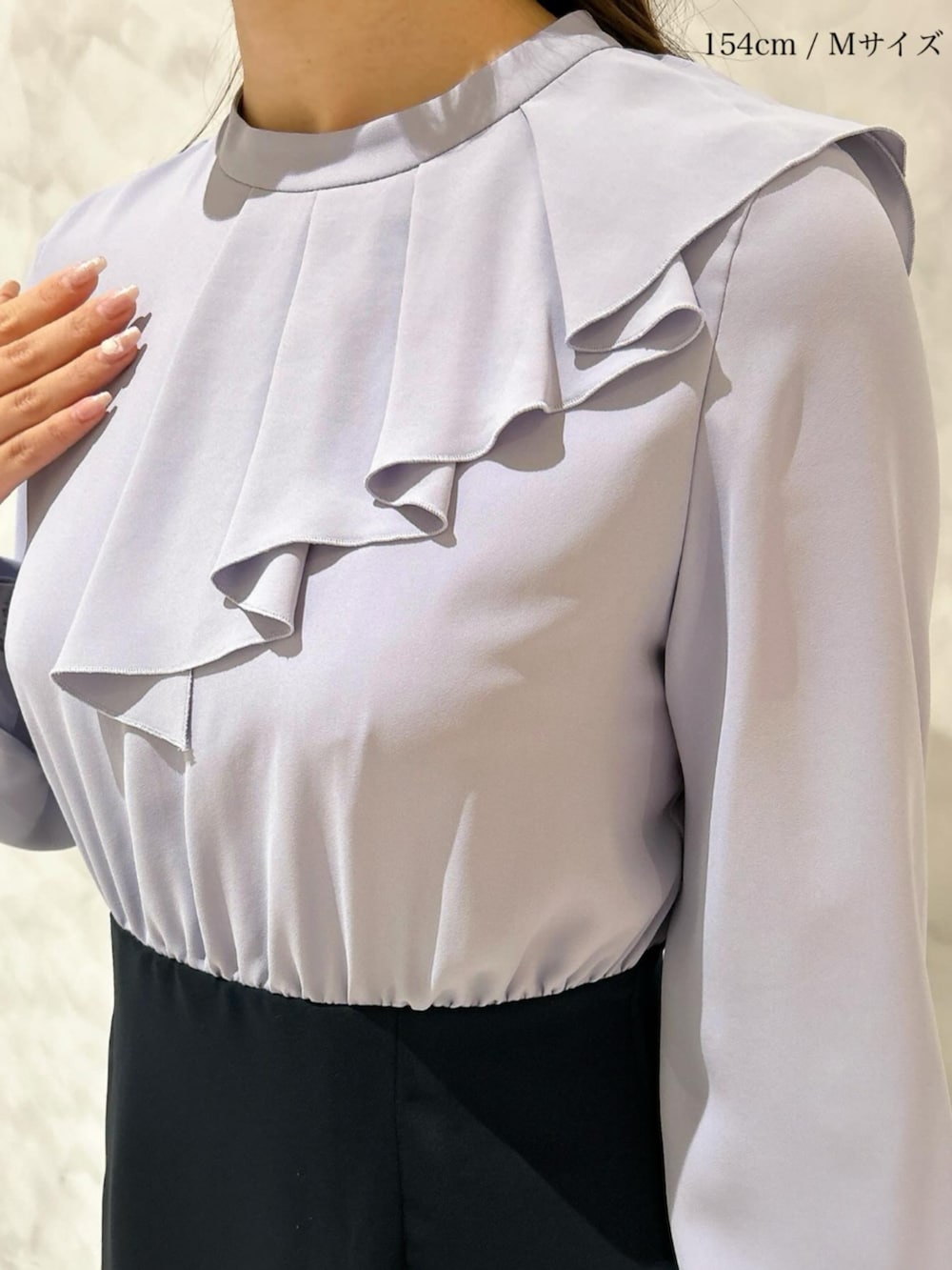 ブルー系のワンピースを着用したレディースの冬コーディネートの2枚目の写真