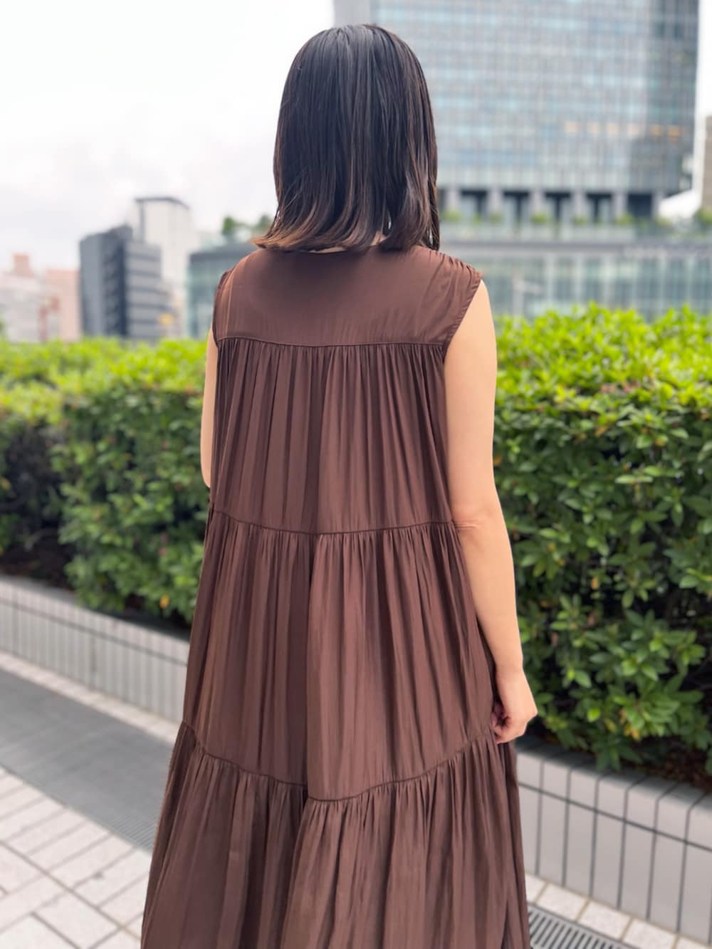「JR名古屋高島屋店_MIKIKO、STRAWBERRY-FIELDS、パウダーサテン、ティアードワンピース、Vネックワンピース、涼しげコーデ、夏ワンピース、サマーバケーション、リラックスワンピース、ゆったりシルエット、ストレスフリー、妊婦さんにもおすすめ、手洗い可能、2025夏新作、一枚で決まるコーデ」｜「STRAWBERRY-FIELDSのパウダーサテンティアードワンピース（スカート、ブラウン系）」を使った、STRAWBERRY-FIELDSさん（レディース・164cm）の春コーディネートの2枚目の写真