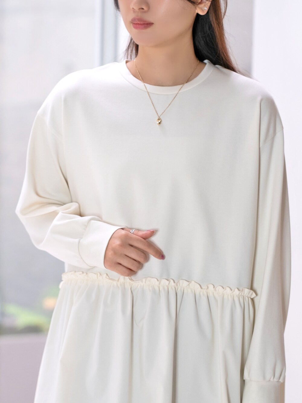 ホワイト系のTシャツ/カットソーを着用したレディースの秋コーディネートの4枚目の写真