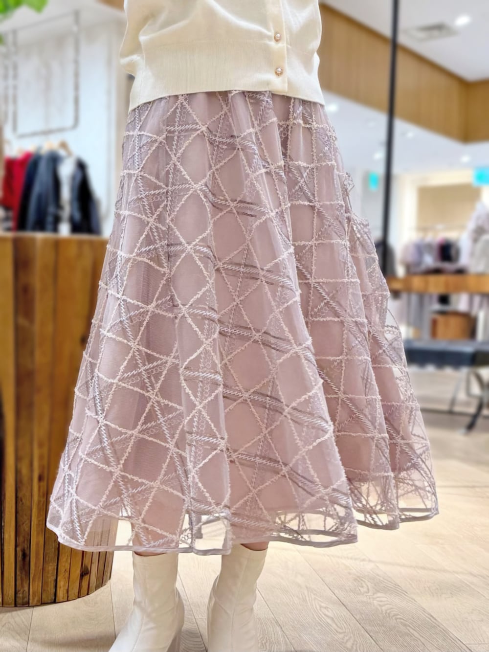 ホワイト系のカーディガン/ボレロ、ピンク系のスカートを着用したレディースの秋コーディネートの3枚目の写真