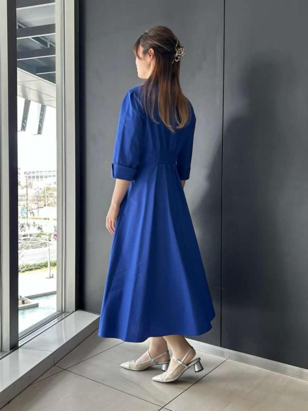 ブルー系のシャツワンピースを着用したレディースの春コーディネートの3枚目の写真