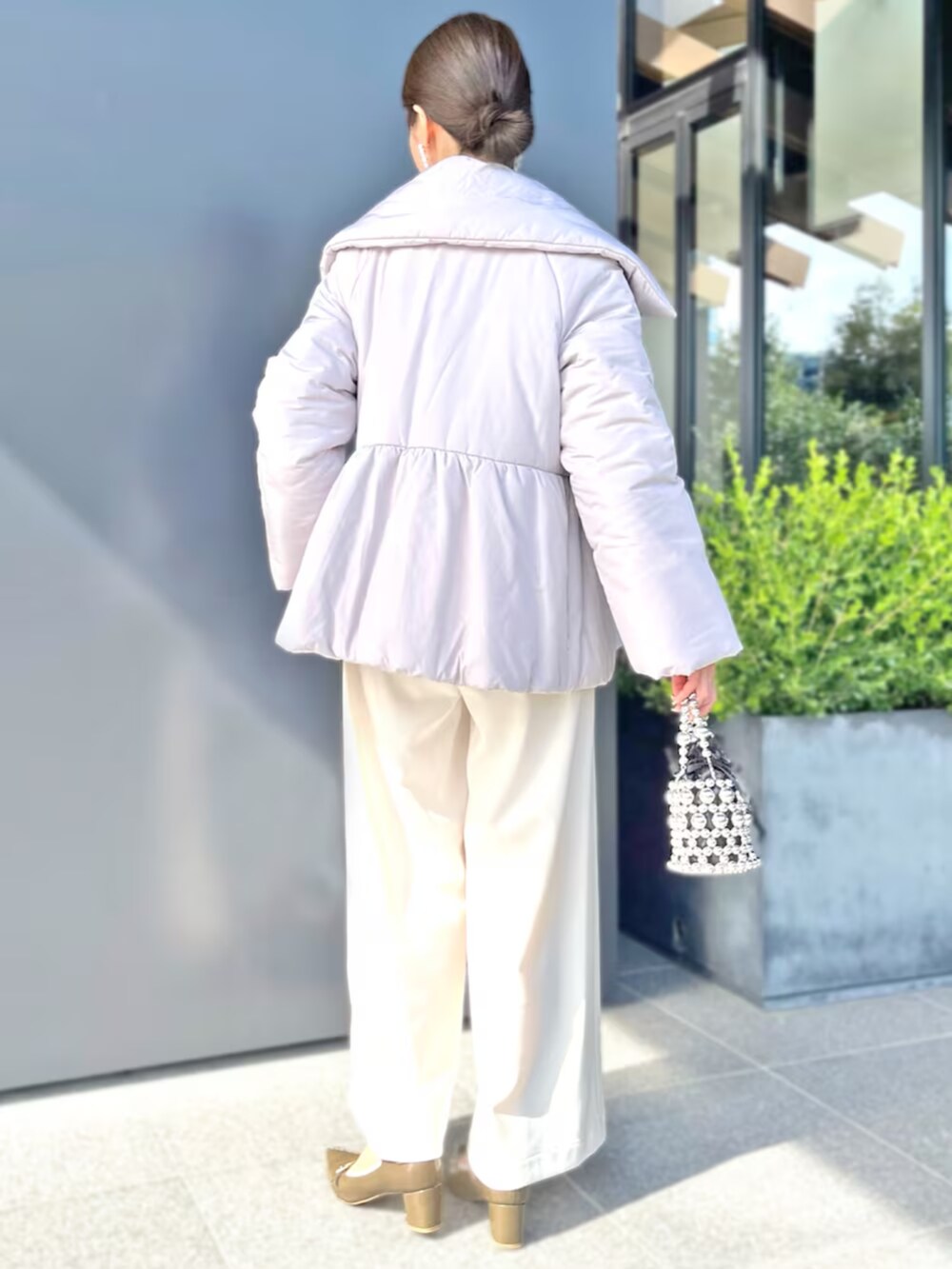 ホワイト系のその他パンツを着用したレディースの冬コーディネートの2枚目の写真