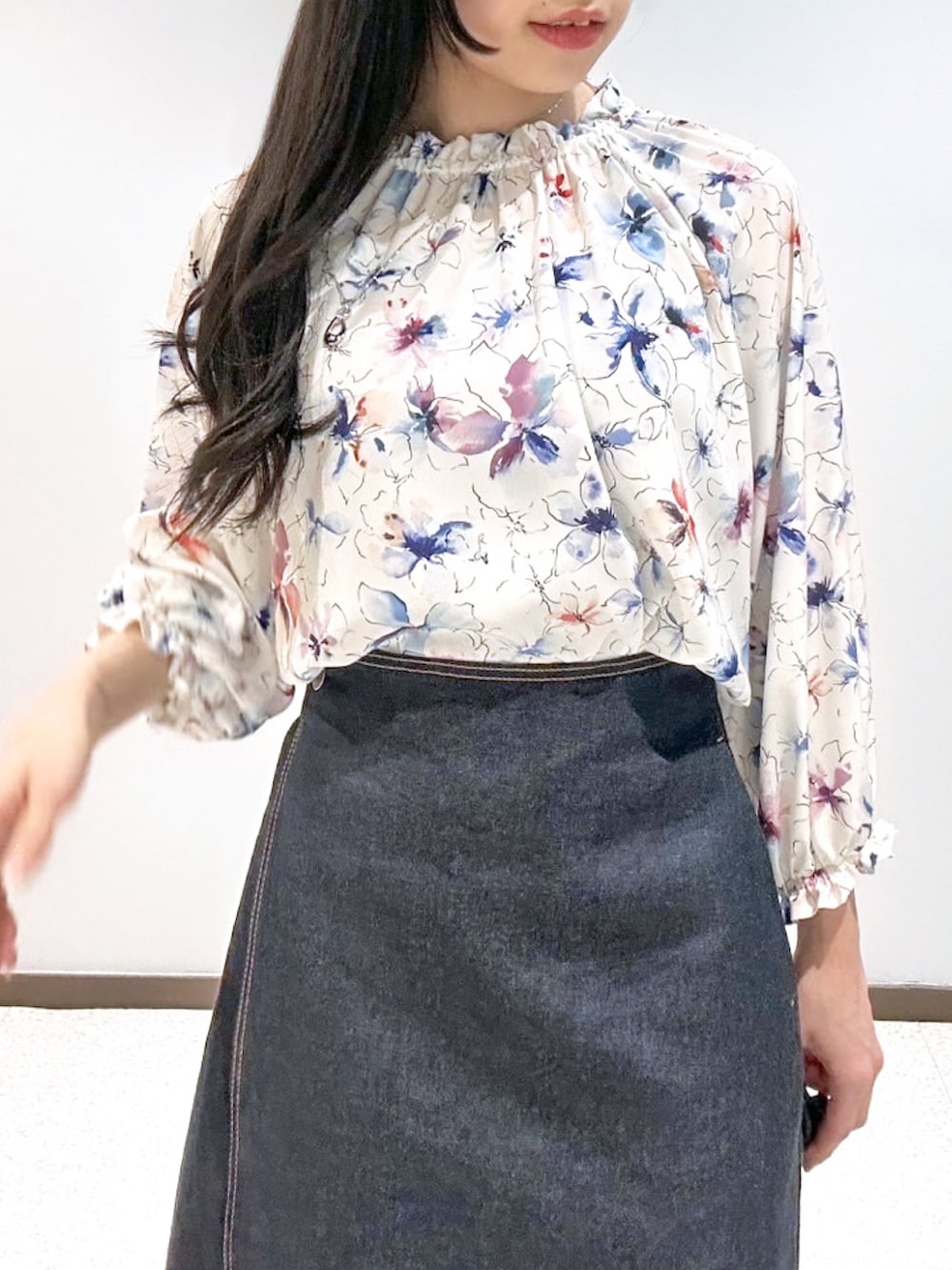 「花柄、デニムスカート、春服、ラップスカート、春カラー、花柄ブラウス、STRAWBERRY-FIELDS、ストロベリーフィールズ、オカヤマデニム、150cm台コーデ、荻窪ルミネ店_YURI」｜「STRAWBERRY-FIELDSのｶﾗｰｱｰﾄﾌﾗﾜｰﾌﾞﾗｳｽ（Tシャツ/カットソー、ホワイト系）」を使った、STRAWBERRY-FIELDSさん（レディース・151cm）の春コーディネートの3枚目の写真