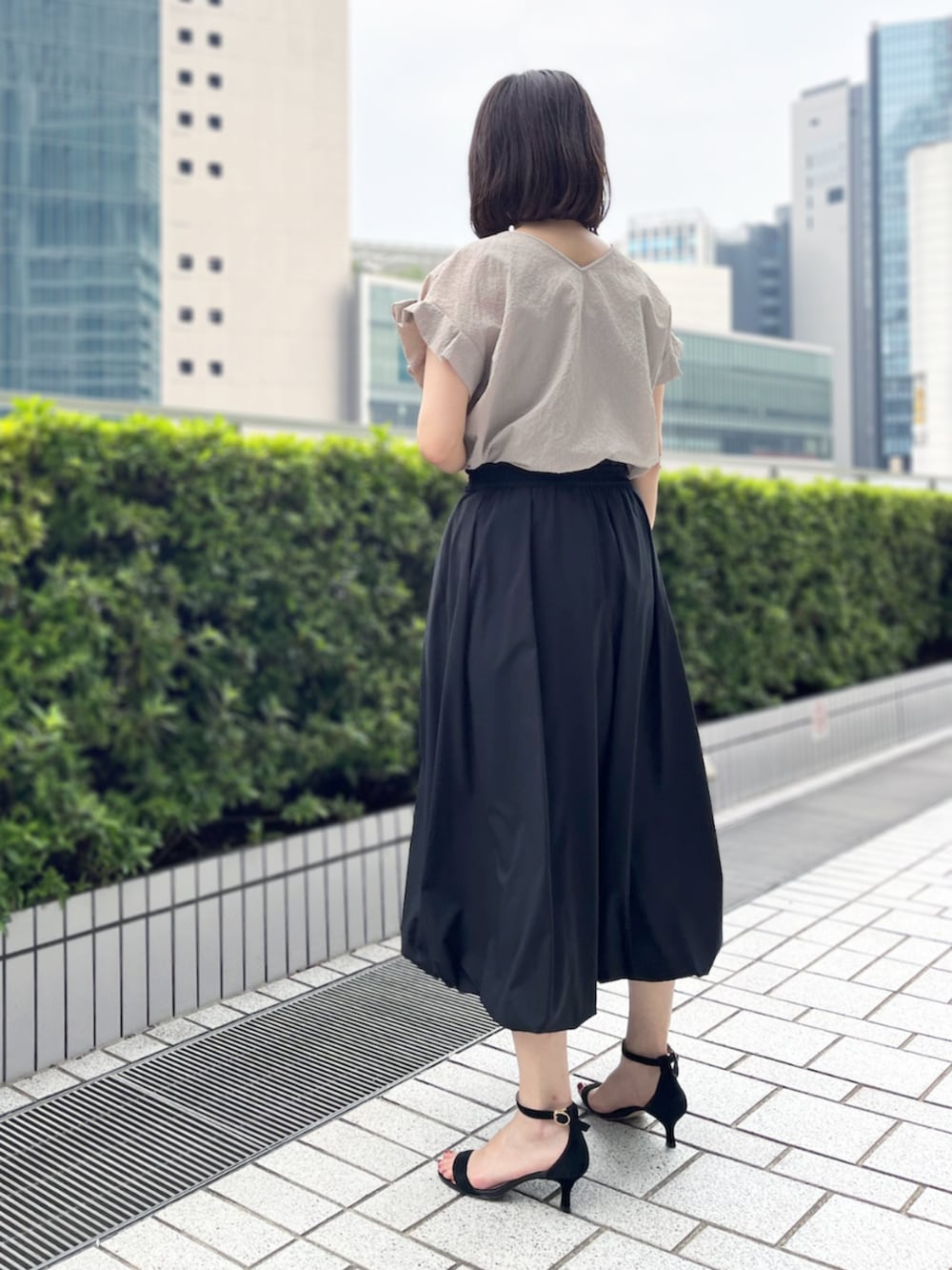 「Aラインブラウス、ベージュブラウス、軽やか素材、通気性◎トップス、立体シルエット、バルーンスカート、ブラックスカート、エアリースタイル、上品カジュアル、フェミニンコーデ、涼しいブラウス、お出かけコーデ、秋まで使える、洗えるブラウス、STRAWBERRY-FIELDS(STRAWBERRY-FIELDS)」｜「STRAWBERRY-FIELDSのミルキータフタ_バルーンタフタスカート（スカート、ブラック系）」を使った、STRAWBERRY-FIELDSさん（レディース・164cm）の夏コーディネートの3枚目の写真