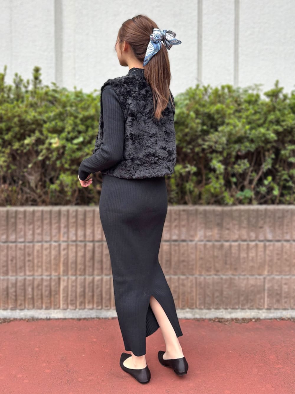 ブラック系のワンピースを着用したレディースの秋コーディネートの3枚目の写真