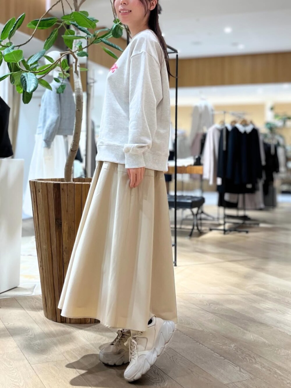 ベージュ系のTシャツ/カットソー、ベージュ系のスカートを着用したレディースの冬コーディネートの2枚目の写真