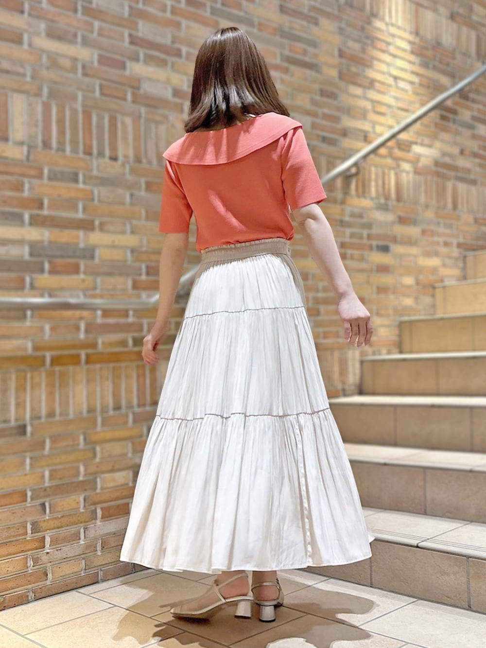 「アトレ吉祥寺店_SAYUMI、STRAWBERRY-FIELDS、ストロベリーフィールズ、リボンネックニット、コーラルピンク、パウダーサテン、ティアードスカート、マリンスタイル、フェミニンカジュアル、夏のお出かけスタイル」｜「STRAWBERRY-FIELDSのリボンネックニット（ニット/セーター、オレンジ系）」を使った、STRAWBERRY-FIELDSさん（レディース・162cm）の春コーディネートの2枚目の写真