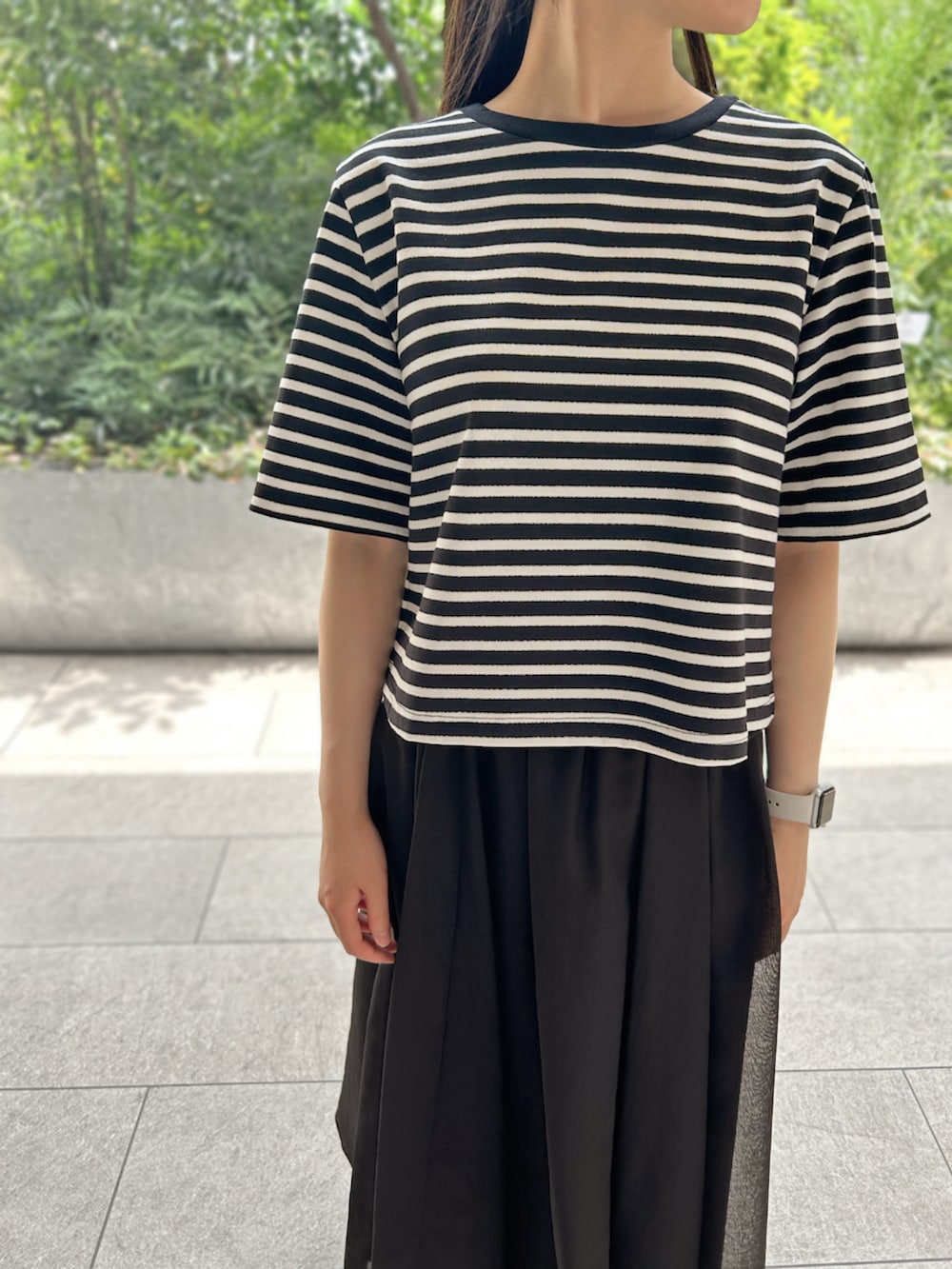 「STRAWBERRY-FIELDS(STRAWBERRY-FIELDS)、ラメボーダーTシャツ、ギャザースカート、シアースカート、大人カジュアル、夏コーデ、モノトーンスタイル、エアリーシルエット、スタイルアップ、洗濯機OK、大人フェミニン、お出かけコーデ、体型カバー、きれいめカジュアル、Tシャツ」｜「STRAWBERRY-FIELDSのシアーギャザースカート（スカート、ブラック系）」を使った、STRAWBERRY-FIELDSさん（レディース・155cm）の夏コーディネートの3枚目の写真
