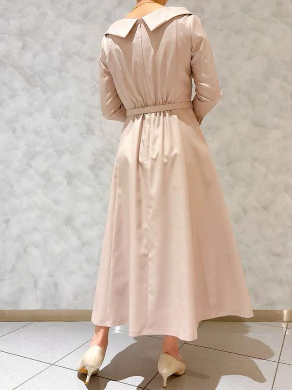 ピンク系のワンピースを着用したレディースの春コーディネートの2枚目の写真