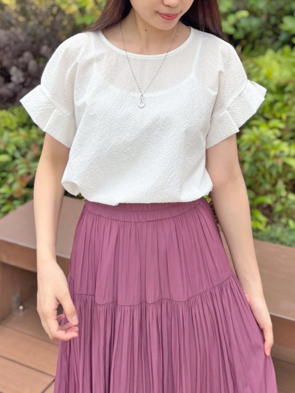 「Aラインブラウス、ホワイトブラウス、清涼感トップス、通気性◎、フェミニンスタイル、ローズスカート、ティアードスカート、パウダーサテン、きれいめカジュアル、大人のピンク、華やかスカート、ノンストレスウエスト、洗えるブラウス、STRAWBERRY-FIELDS(STRAWBERRY-FIELDS)、デートコーデ」｜「STRAWBERRY-FIELDSのパウダーサテンティアードスカート（スカート、ピンク系）」を使った、STRAWBERRY-FIELDSさん（レディース・165cm）の夏コーディネートの2枚目の写真
