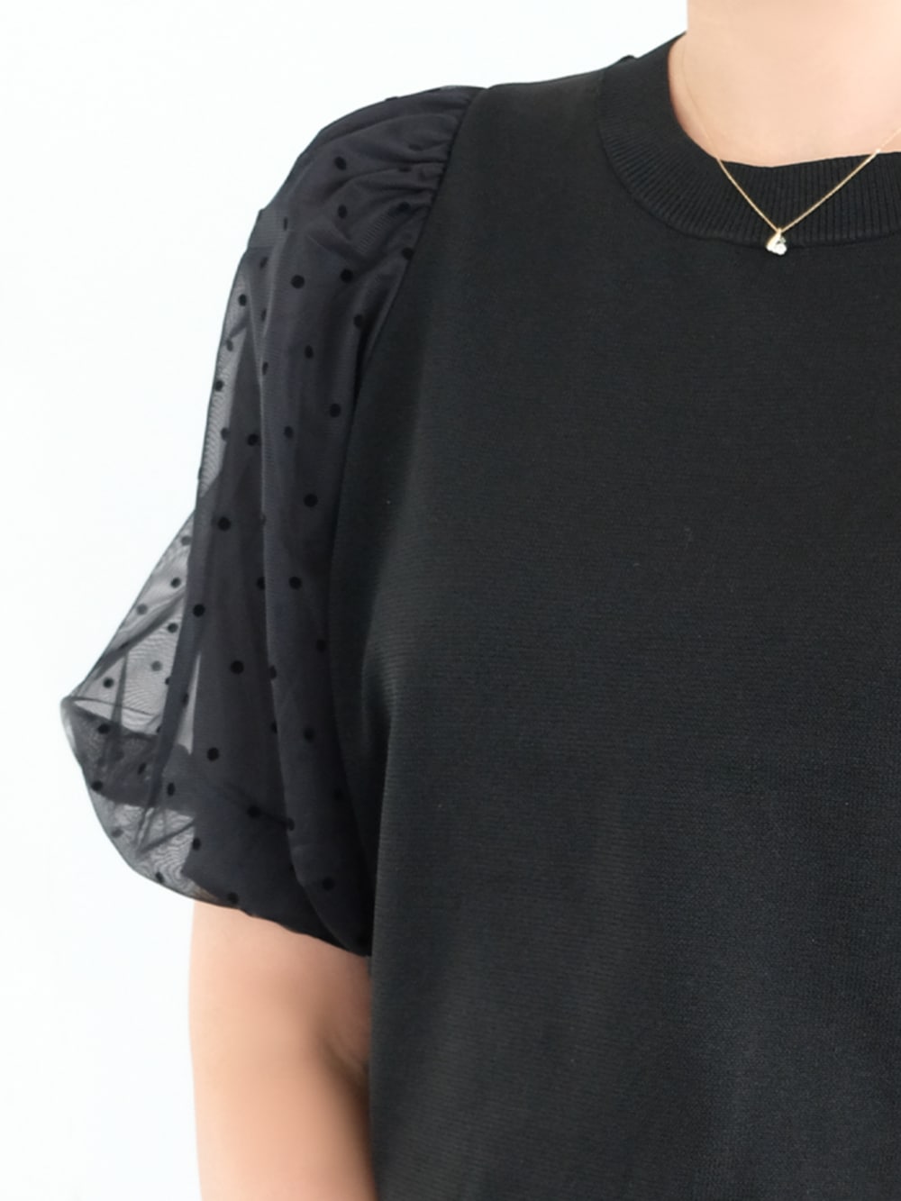 ブラック系のニット/セーター、ピンク系のスカートを着用したレディースの秋コーディネートの3枚目の写真