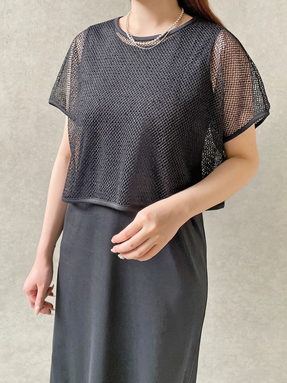 「セットアップ、ブラックコーデ、リラックスコーデ、ichie、メッシュトップス、STRAWBERRY-FIELDS、涼しげワンピ、京都ポルタ店_HARUKA、2025SSLOOKBOOK、夏の黒スタイル、メッシュニット」｜「STRAWBERRY-FIELDSのメッシュトップス×ワンピースセットアップ（ワンピース、ブラック系）」を使った、STRAWBERRY-FIELDSさん（レディース・168cm）の春コーディネートの2枚目の写真