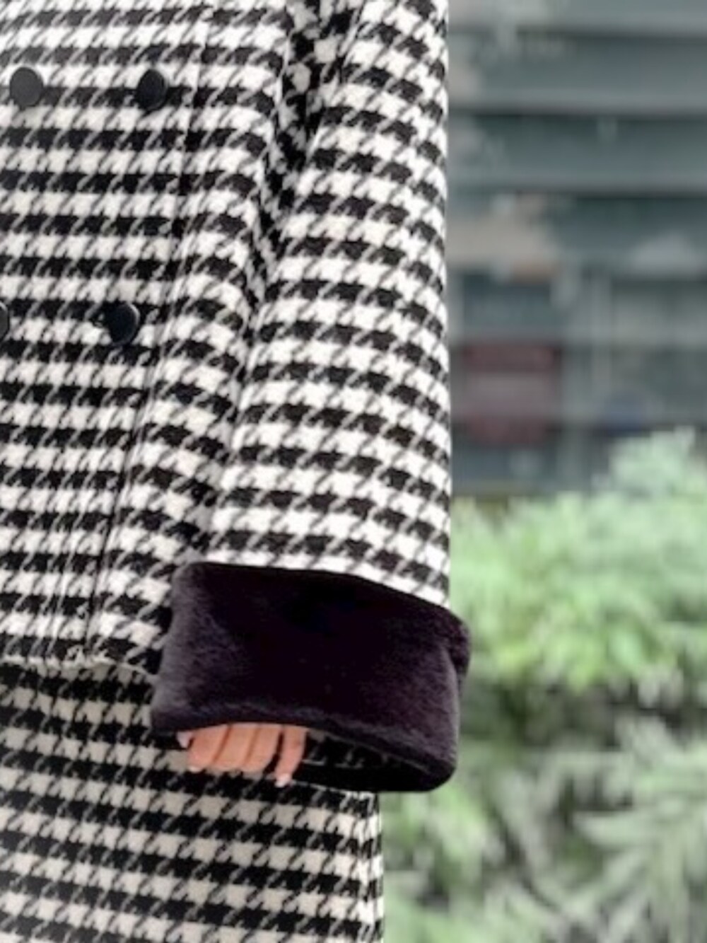 その他のスカート、ホワイト系のニット/セーターを着用したレディースの秋コーディネートの5枚目の写真