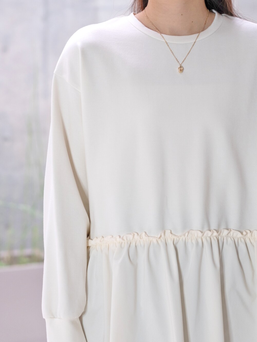 ホワイト系のTシャツ/カットソーを着用したレディースの秋コーディネートの5枚目の写真