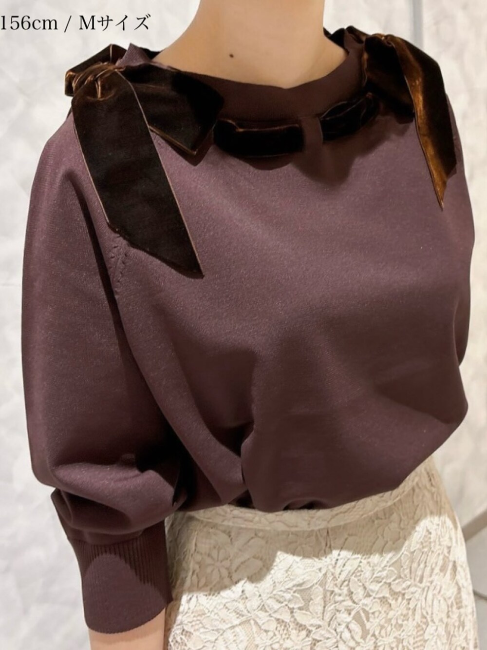 ベージュ系のスカートを着用したレディースの秋コーディネートの2枚目の写真