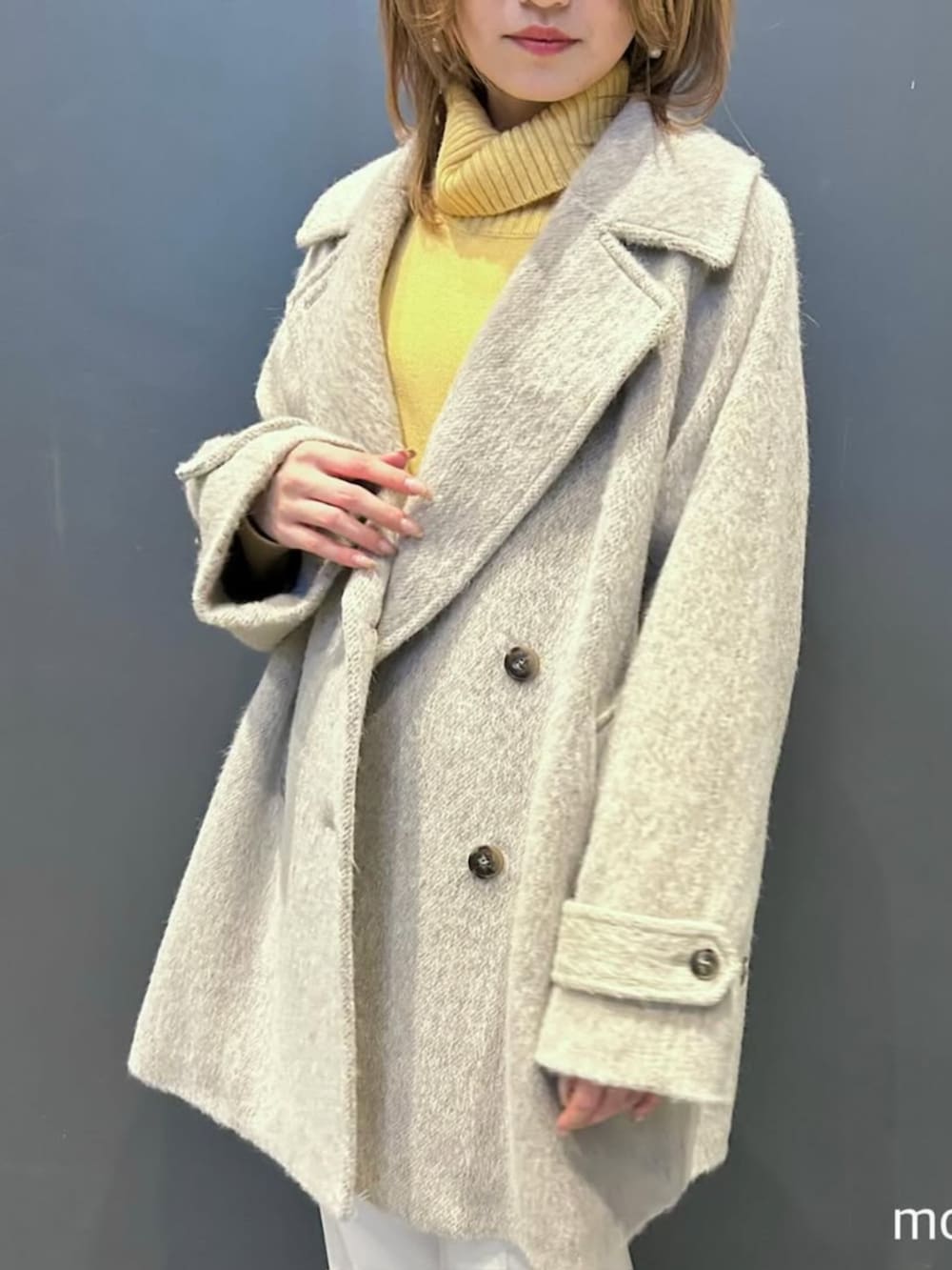 ベージュ系のその他アウターを着用したレディースの秋コーディネートの2枚目の写真