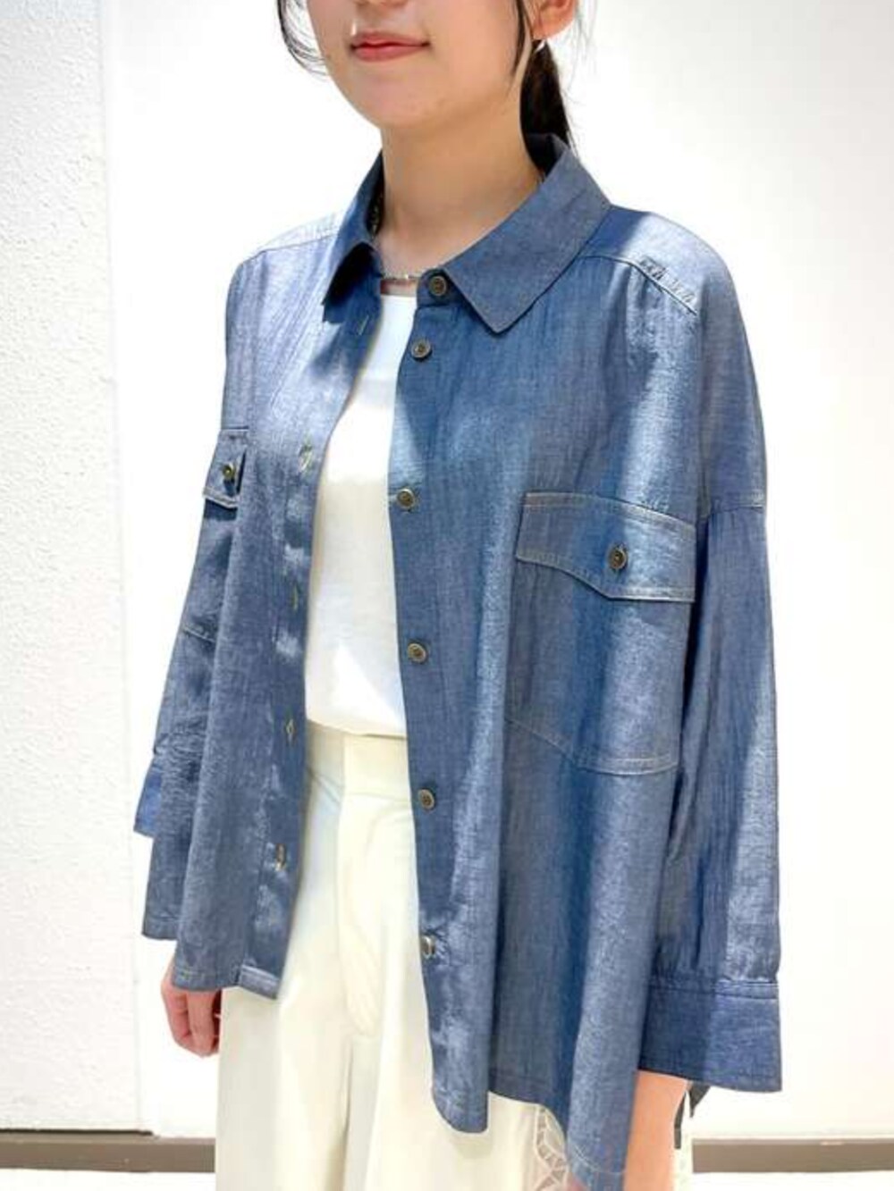 ホワイト系のキャミソール、ホワイト系のその他パンツ、ブルー系のシャツ/ブラウスを着用したレディースの春コーディネートの2枚目の写真