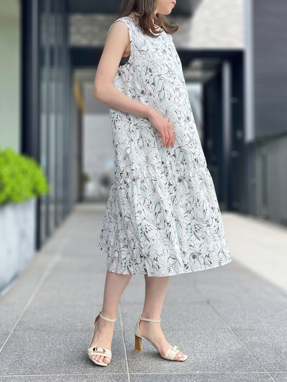 「ノースリーブワンピース、サマードレス、STRAWBERRY-FIELDS、univerval muse、サッカー生地、水彩フラワー、タックギャザー、金沢店_EMI、リボンディテール、ミラクルウェーブフラワー」｜「UNIVERVAL MUSEのノースリーブサマードレス（ワンピース、ホワイト系）」を使った、STRAWBERRY-FIELDSさん（レディース・154cm）の春コーディネートの3枚目の写真