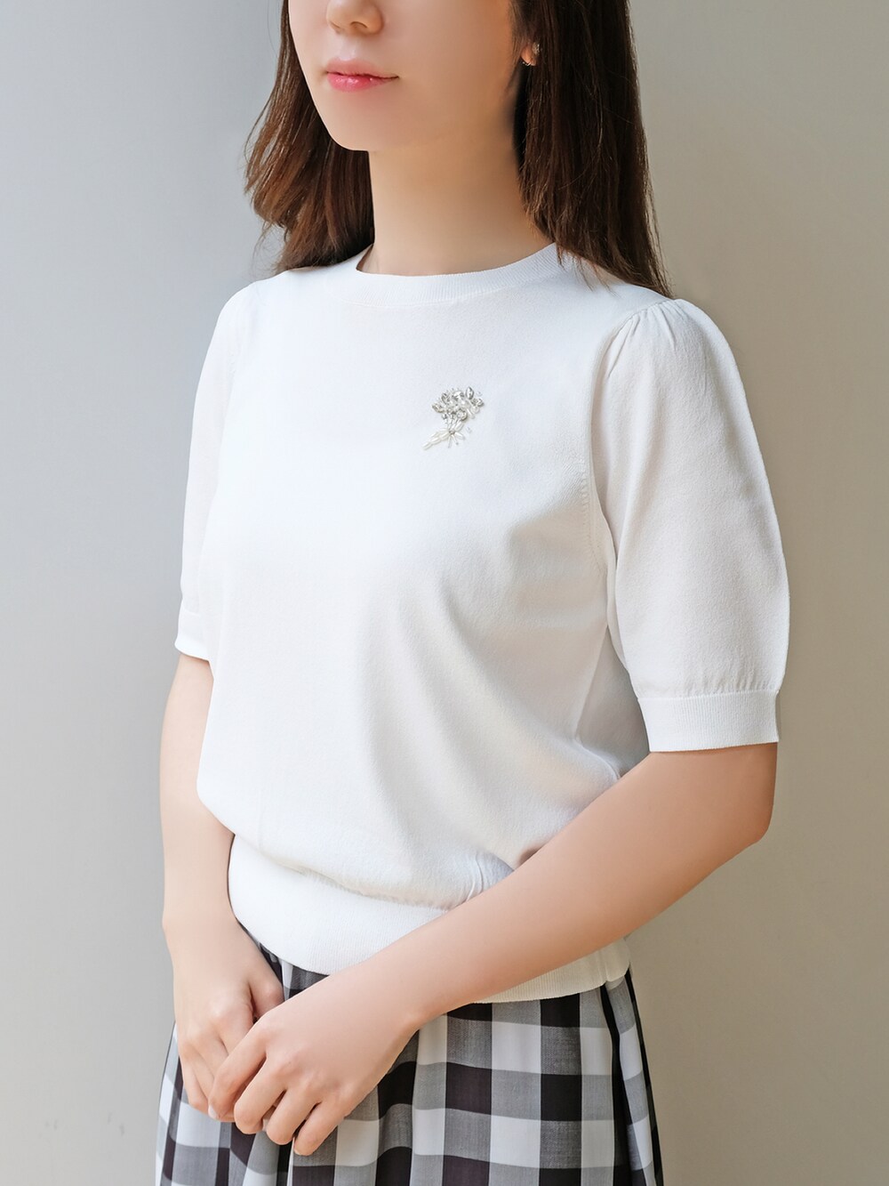 「上品、ホワイトコーデ、フェミニンスタイル、お呼ばれスタイル、接触冷感、STRAWBERRY-FIELDS、オンライン限定、主役アイテム、ブーケビジュー、春夏トップス」|「STRAWBERRY-FIELDSの【オンラインサイト限定】ブーケビジュー半袖プルオーバー(ニット/セーター、ホワイト系)」を使った、STRAWBERRY-FIELDSさん(レディース・160cm)の春コーディネートの2枚目の写真