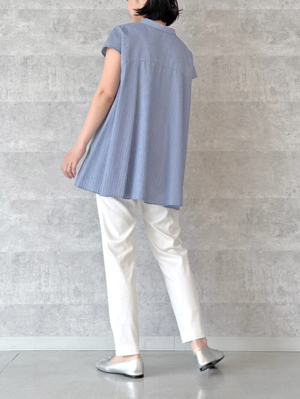 ホワイト系のその他パンツ、その他のシャツ/ブラウスを着用したレディースの夏コーディネートの2枚目の写真