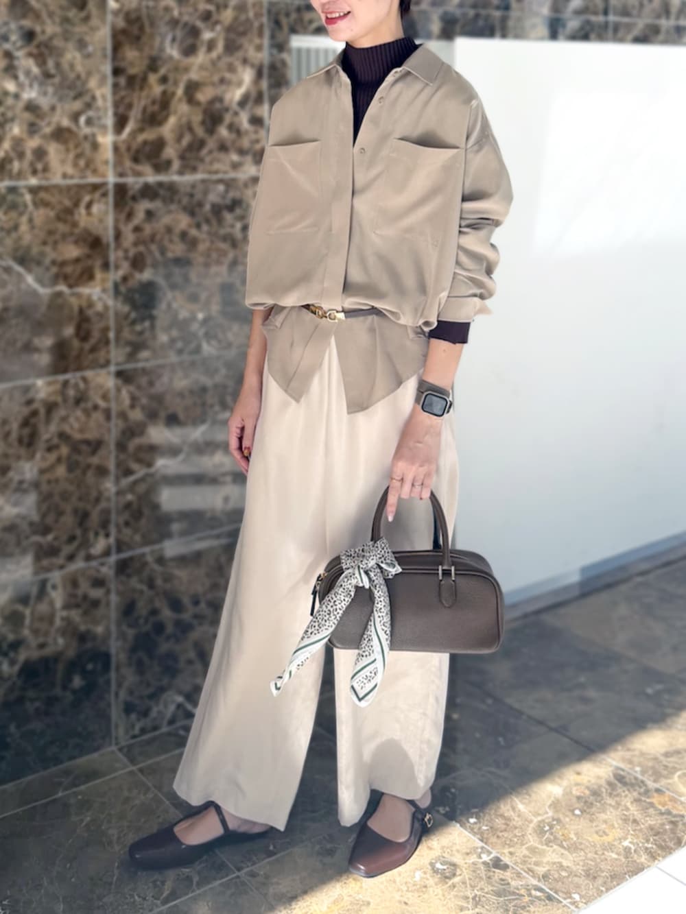 ベージュ系のシャツ/ブラウスを着用したレディースの秋コーディネートの2枚目の写真