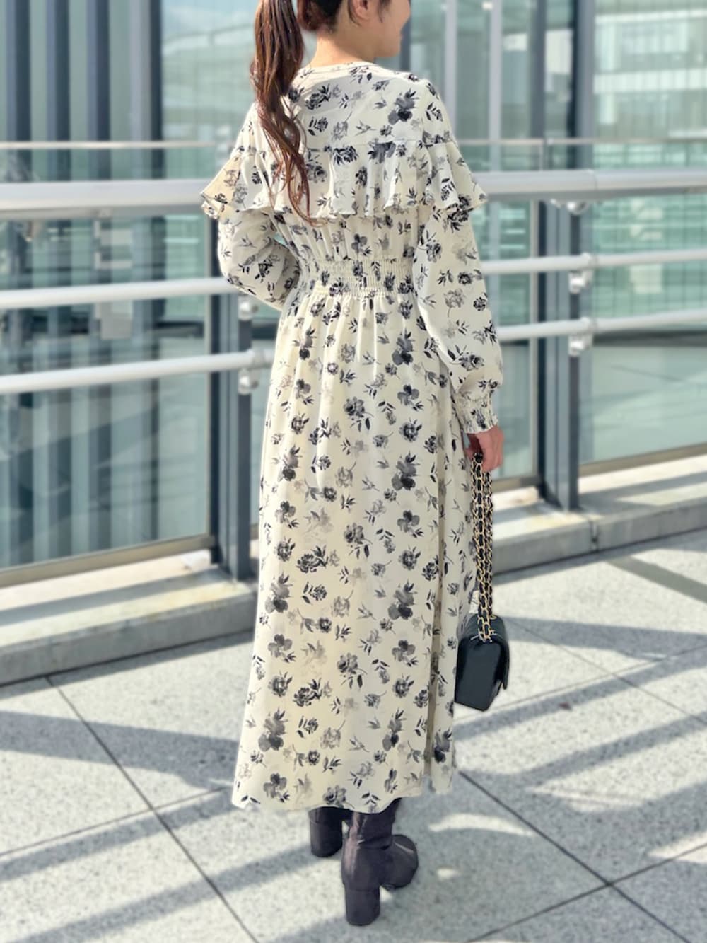 「ワンピース、フリル、成人式、結婚式、デートコーデ、お呼ばれ、STRAWBERRY-FIELDS、披露宴、パーティーシーン、ピオレ姫路店_SERI」｜「STRAWBERRY-FIELDSのモノトーンフラワーフリルワンピース　ワンピース（ワンピース、ホワイト系）」を使った、STRAWBERRY-FIELDSさん（レディース・159cm）の冬コーディネートの3枚目の写真