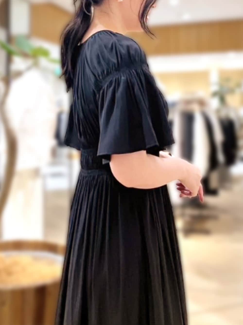 「レースジャケット、初夏スタイル、大人フェミニン、ブラックワンピース、ストロベリーフィールズ、オフィスコーデ、シャーリングワンピース、涼しげコーデ、STRAWBERRYFIELDS、なんばCITY店_AKASHI」｜「STRAWBERRY-FIELDSのパウダーサテンフレアスリーブワンピース　ワンピース（ワンピース、ブラック系）」を使った、STRAWBERRY-FIELDSさん（レディース・159cm）の春コーディネートの3枚目の写真
