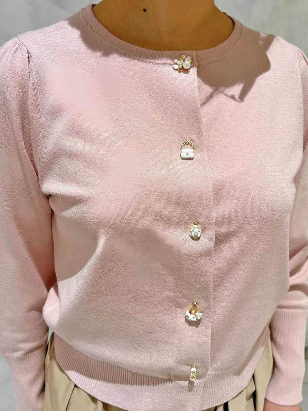 ベージュ系のスカートを着用したレディースの秋コーディネートの2枚目の写真