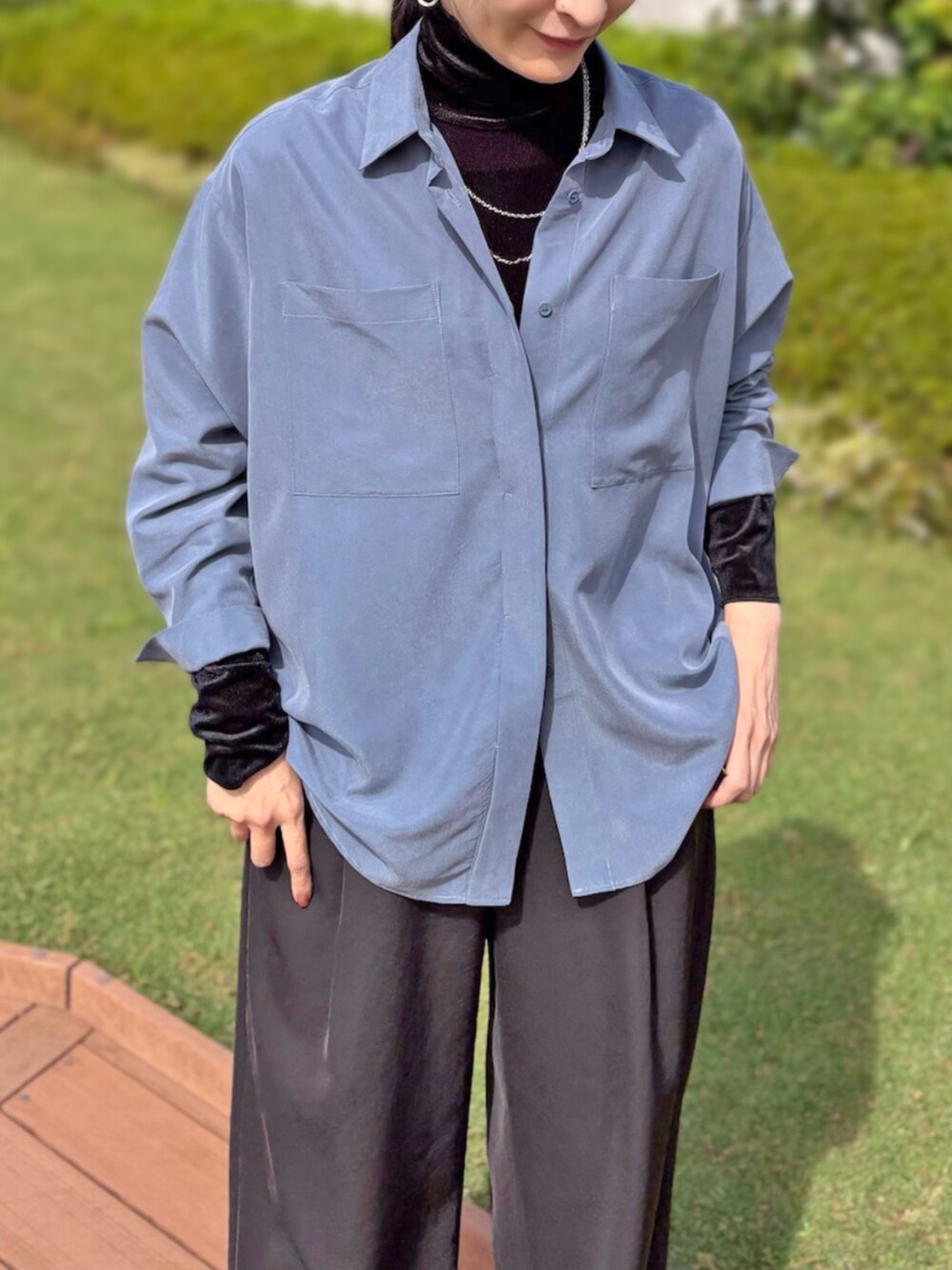 ブラック系のその他パンツ、ブルー系のシャツ/ブラウス、ブラック系のTシャツ/カットソーを着用したレディースの秋コーディネートの4枚目の写真