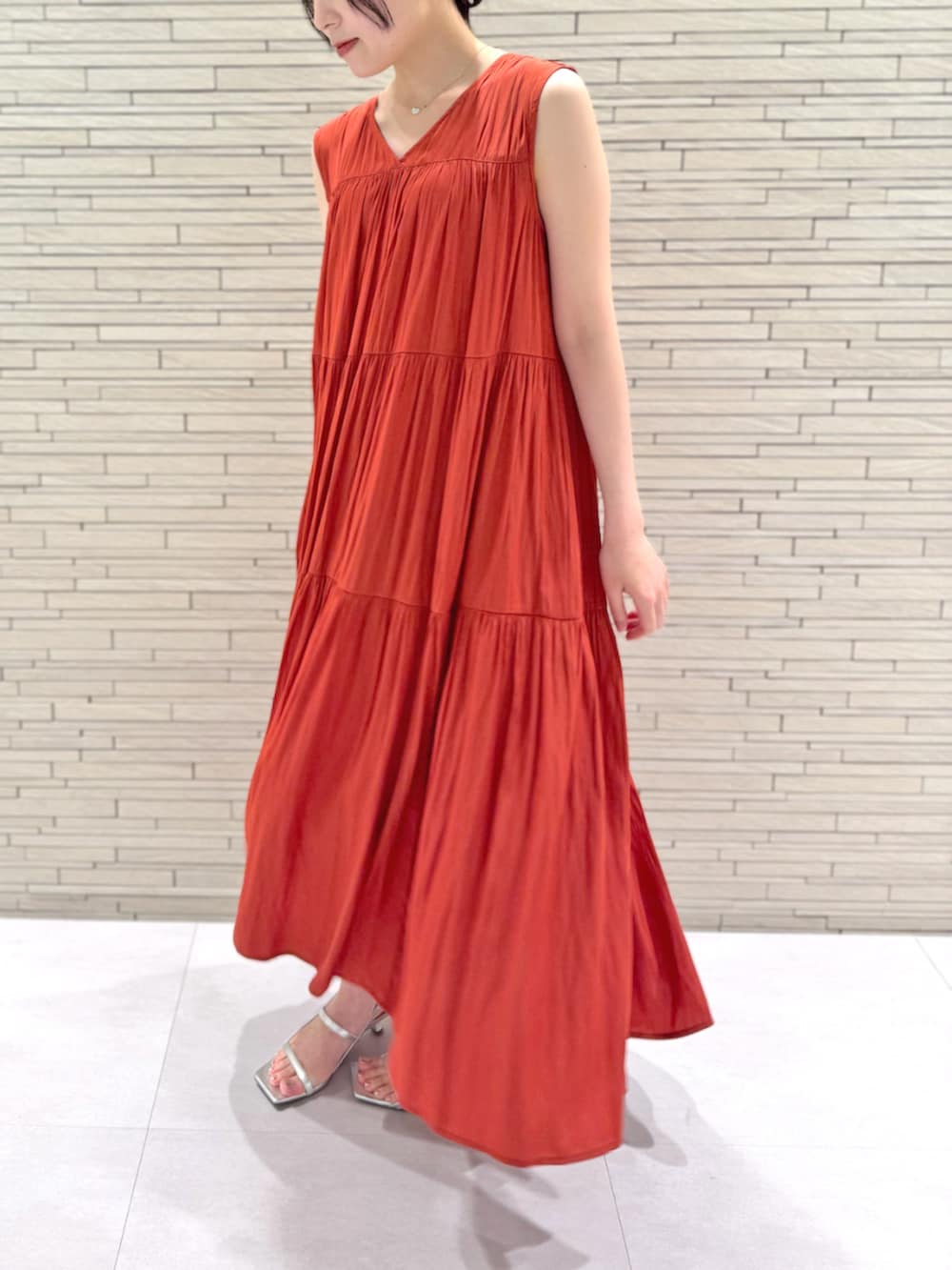 「池袋東武店_SEIRA、STRAWBERRY-FIELDS、パウダーサテン、ティアードワンピース、Vネックワンピース、涼しげコーデ、夏ワンピース、サマーバケーション、リラックスワンピース、ゆったりシルエット、ストレスフリー、妊婦さんにもおすすめ、手洗い可能、2025夏新作、一枚で決まるコーデ」｜「STRAWBERRY-FIELDSのパウダーサテンティアードワンピース（スカート、レッド系）」を使った、STRAWBERRY-FIELDSさん（レディース・157cm）の春コーディネートの3枚目の写真