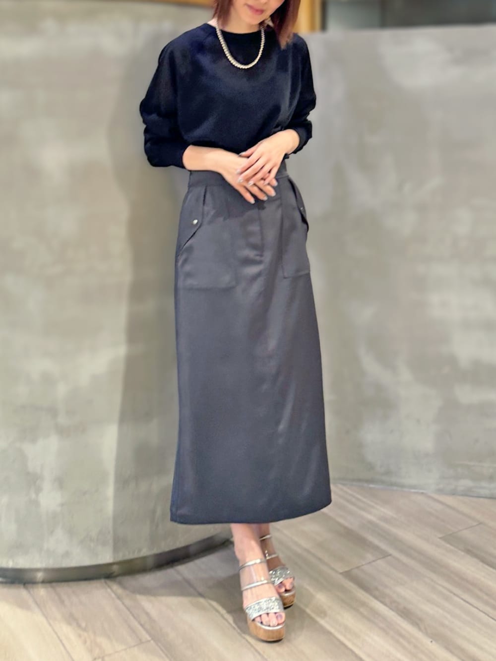 「アミュプラザ鹿児島店_SAYAKA、STRAWBERRY-FIELDS(STRAWBERRY-FIELDS)、シアーニット、カーディガンコーデ、カーゴスカート、ナロースカート、モノトーンコーデ、涼感スタイル、通勤スタイル、都会的カジュアル、洗濯機OKアイテム、LOOKBOOK掲載、夏コーデ、サンダル、ICHIE」｜「STRAWBERRY-FIELDSのナローサテンカーゴスカート（スカート、グレー系）」を使った、STRAWBERRY-FIELDSさん（レディース・163cm）の夏コーディネートの2枚目の写真