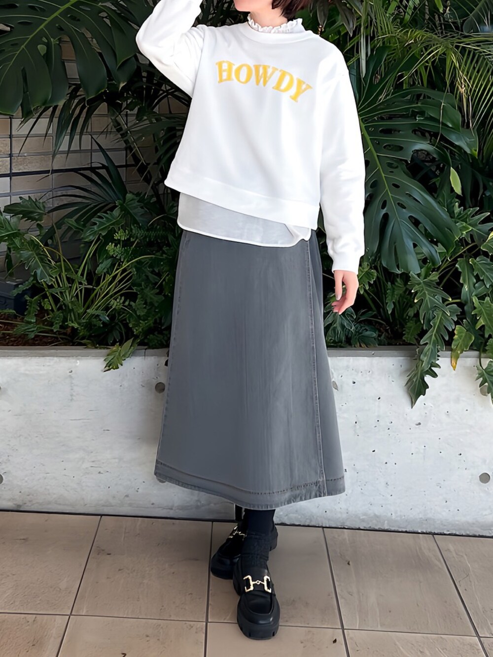 「デニムスカート、ロングスカート、ロゴスウェット、お出かけコーデ、女子会、デートコーデ、ラップスカート、高級感、カジュアルコーデ、STRAWBERRY-FIELDS」｜「STRAWBERRY-FIELDSのラップデニムスカート　ロングスカート（スカート、グレー系）」を使った、STRAWBERRY-FIELDSさん（レディース・158cm）の冬コーディネートの3枚目の写真