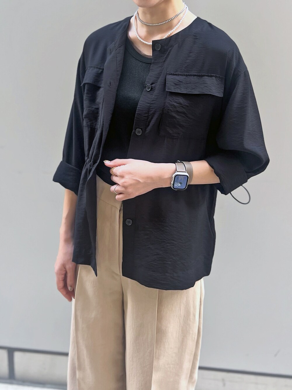 「ストレートパンツ、春コーデ、STRAWBERRY-FIELDS、ブラックトップス、シンプルおしゃれ、ベージュパンツコーデ、サファリ風ブラウス、京王新宿店_HARUKA、ミリタリー風アイテム、大人のきれいめカジュアル」｜「STRAWBERRY-FIELDSのサファリ風ブラウス（シャツ/ブラウス、ブラック系）」を使った、STRAWBERRY-FIELDSさん（レディース・170cm）の春コーディネートの2枚目の写真