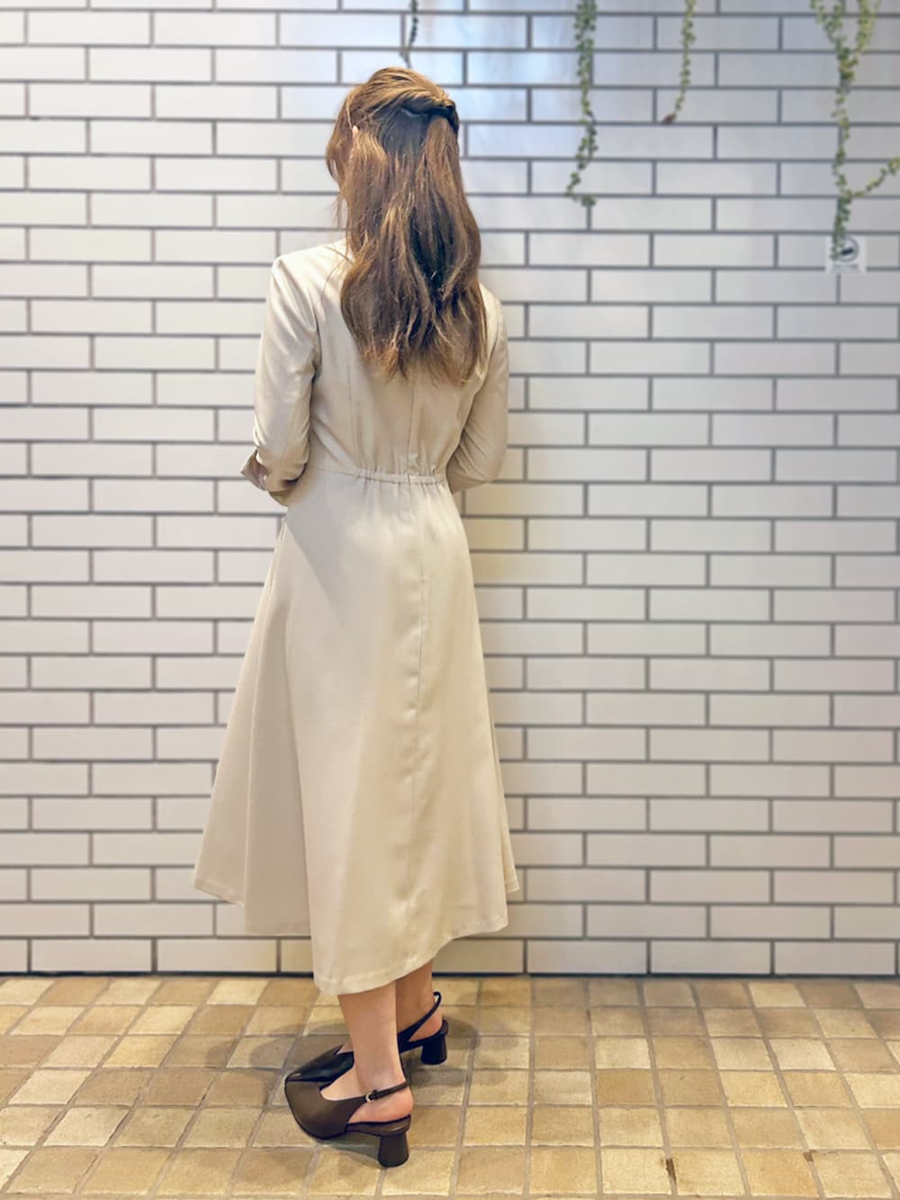 ベージュ系のワンピースを着用したレディースの秋コーディネートの3枚目の写真