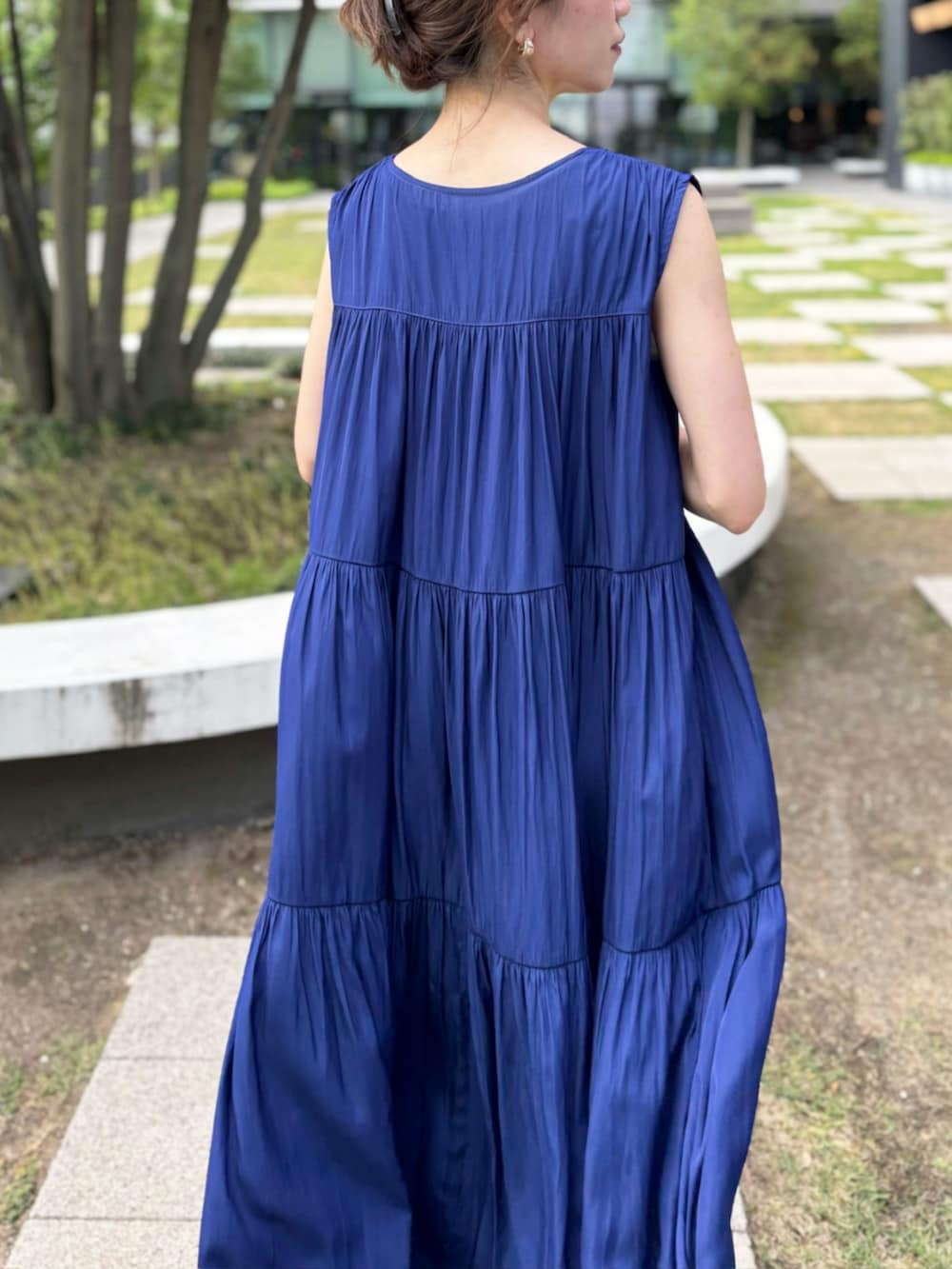 「金沢店_EMI、STRAWBERRY-FIELDS、パウダーサテン、ティアードワンピース、Vネックワンピース、涼しげコーデ、夏ワンピース、サマーバケーション、リラックスワンピース、ゆったりシルエット、ストレスフリー、妊婦さんにもおすすめ、手洗い可能、2025夏新作、一枚で決まるコーデ」｜「STRAWBERRY-FIELDSのパウダーサテンティアードワンピース（スカート、ブルー系）」を使った、STRAWBERRY-FIELDSさん（レディース・154cm）の春コーディネートの3枚目の写真