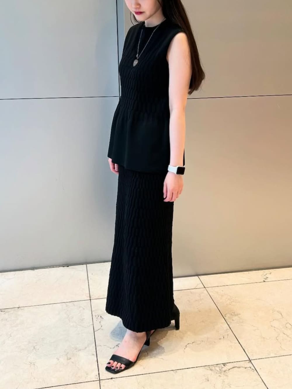 「京王新宿店_CHISATO、セットアップコーデ、ブラックコーデ、ニットアップ、ぺプラムトップス、タイトスカート、美シルエット、伸縮性あり、きれいめカジュアル、大人フェミニン、オフィスカジュアル、2025夏LOOKBOOK、クール、モード、ICHIE」｜「STRAWBERRY-FIELDSの変則リブニットセットアップ（ワンピース、ブラック系）」を使った、STRAWBERRY-FIELDSさん（レディース・155cm）の夏コーディネートの2枚目の写真