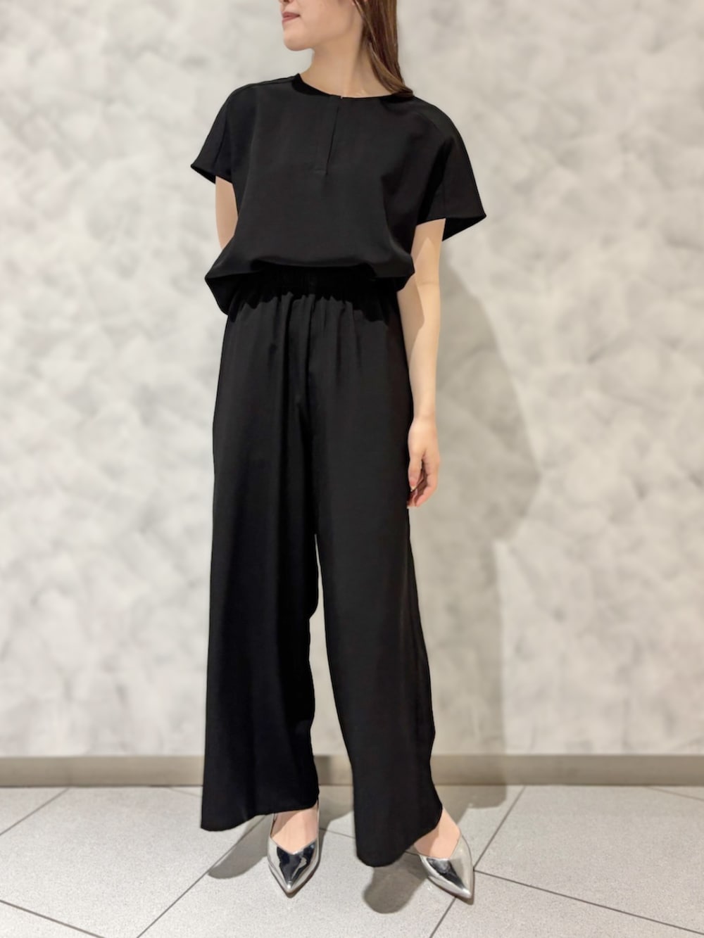 「有楽町マルイ店_AYAKA、STRAWBERRY-FIELDS(STRAWBERRY-FIELDS)、タンブラーブッチャー、ブラックコーデ、フレンチスリーブ、セットアップスタイル、涼しげセットアップ、きれいめカジュアル、夏の通勤服、美シルエットパンツ、手洗いＯＫ、洗練モノトーン、LOOK BOOK掲載、2025夏新作」｜「STRAWBERRY-FIELDSのフレンチスリーブブラウス（シャツ/ブラウス、ブラック系）」を使った、STRAWBERRY-FIELDSさん（レディース・155cm）の夏コーディネートの2枚目の写真