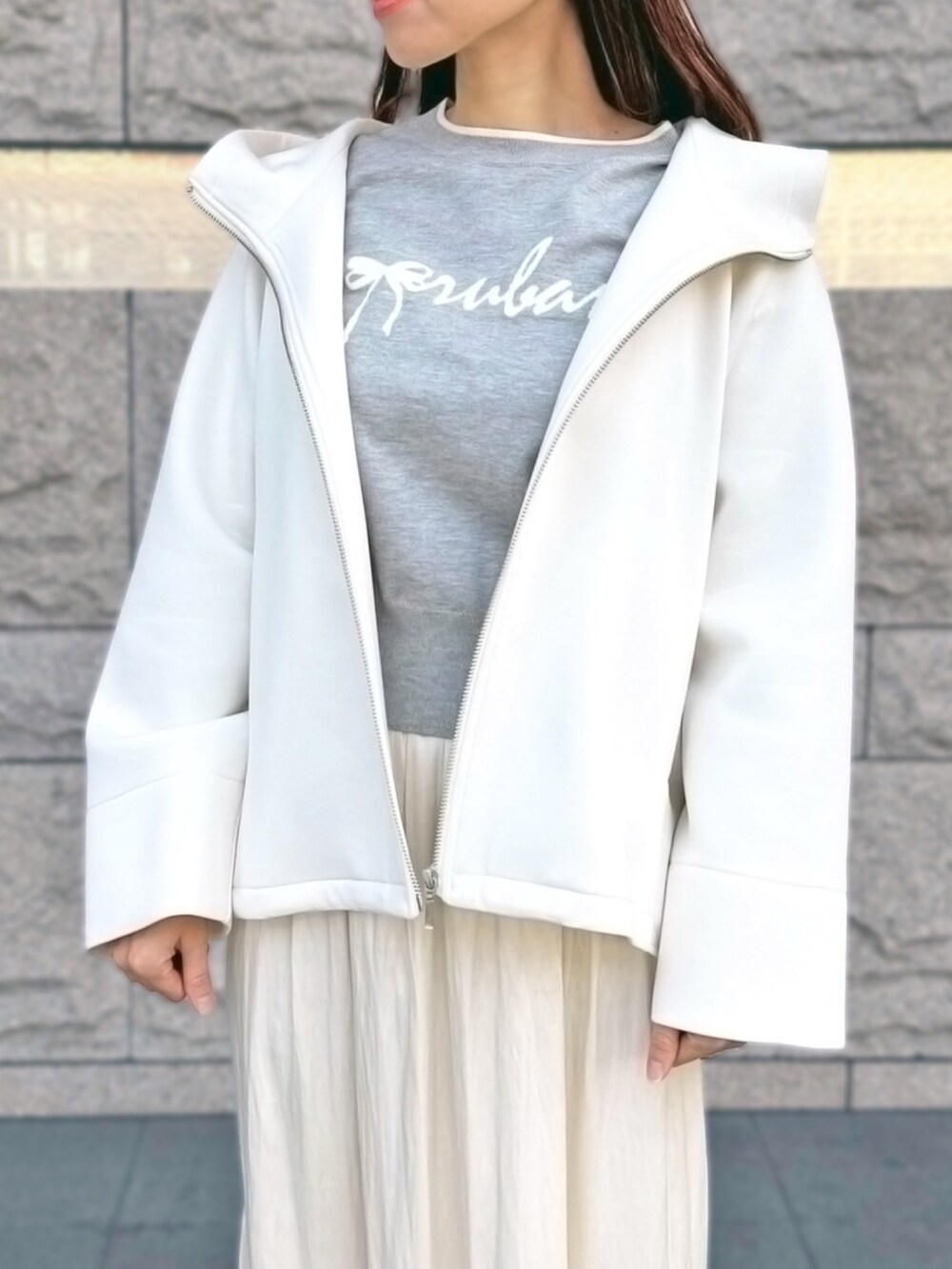 「ピオレ明石店_SAYURI、STRAWBERRY-FIELDS(STRAWBERRY-FIELDS)、UNIVERVAL MUSE、rubanロゴ、ジャガードニット、コンパクトニット、ラグジーサテン、ティアードスカート、光沢素材、ギャザーデザイン、春のカジュアルコーデ、きれいめカジュアル、洗濯機OK、大人フェミニン、2025春夏新作」｜「UNIVERVAL MUSEのミアストレッチ＿ｒｕｂａｎロゴジャガードニット　ニット・セーター（ニット/セーター、グレー系）」を使った、STRAWBERRY-FIELDSさん（レディース・157cm）の春コーディネートの3枚目の写真