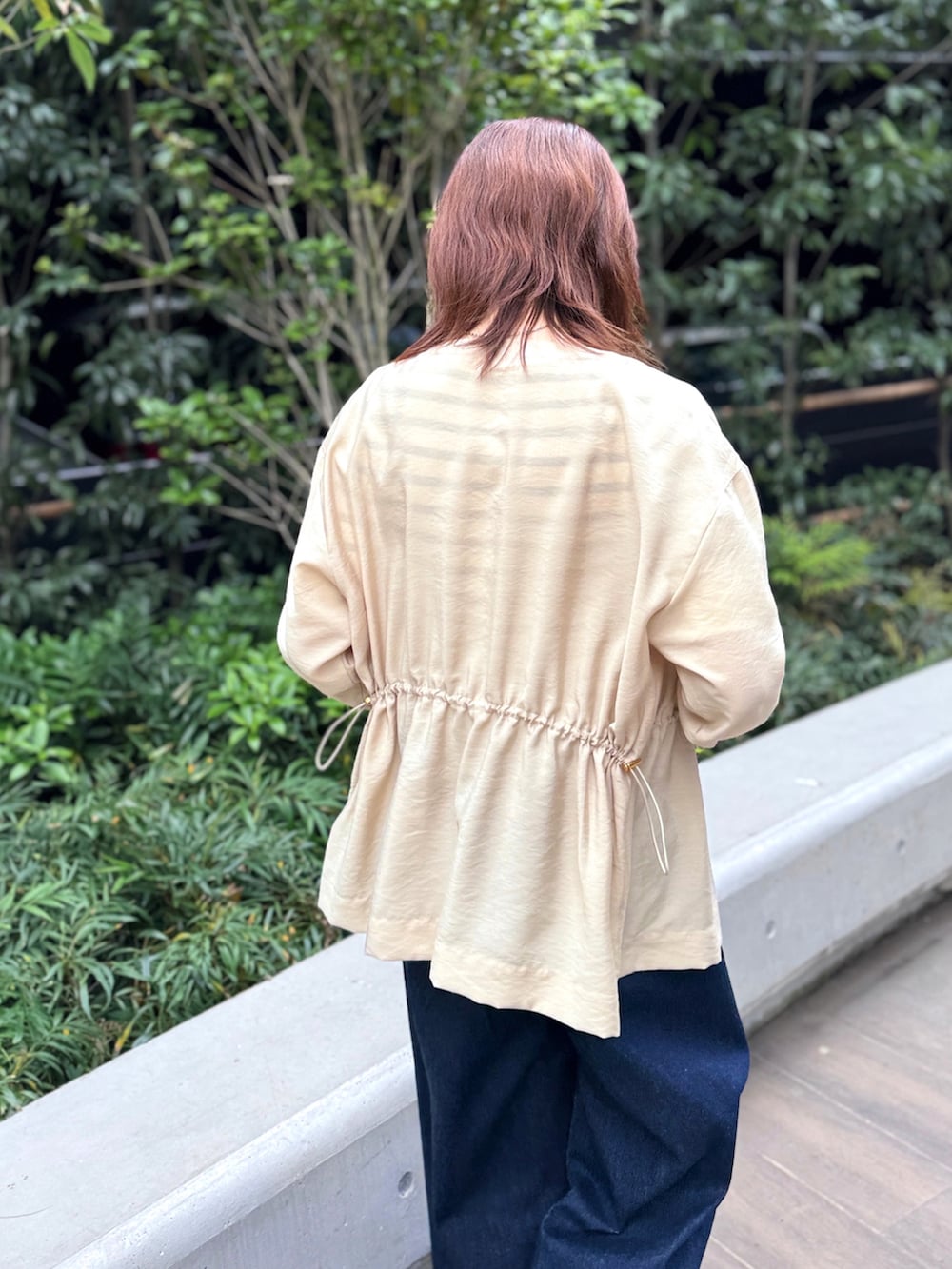 「きれいめカジュアル、春コーデ、STRAWBERRY-FIELDS、ストライプニット、こなれコーデ、デニムパンツコーデ、アミュプラザ鹿児島店_SAYAKA、サファリ風ブラウス、大人の抜け感スタイル、季節の変わり目ファッション」｜「STRAWBERRY-FIELDSのサファリ風ブラウス（シャツ/ブラウス、ベージュ系）」を使った、STRAWBERRY-FIELDSさん（レディース・163cm）の春コーディネートの3枚目の写真
