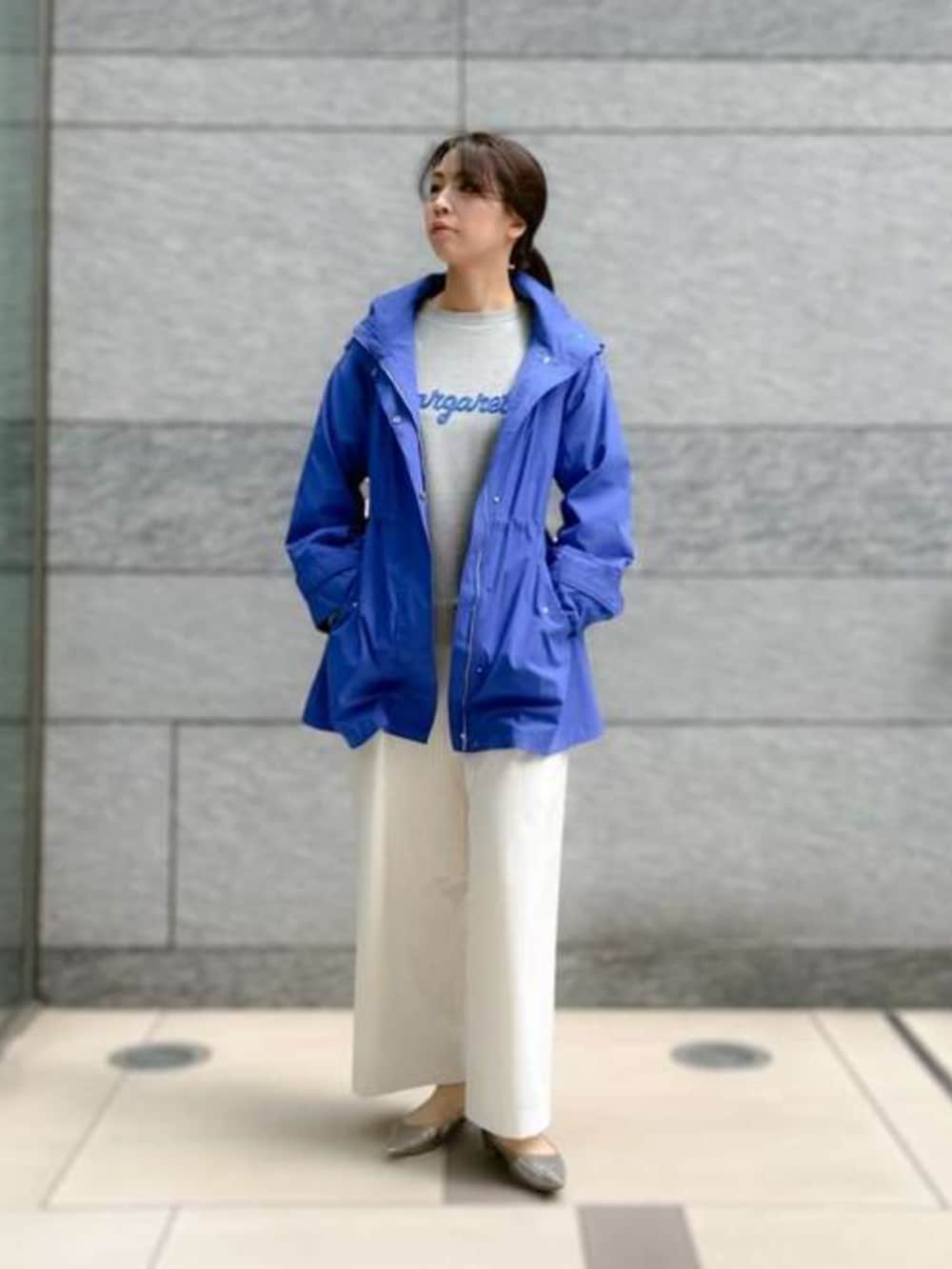 ブルー系のマウンテンパーカーを着用したレディースの冬コーディネートの2枚目の写真