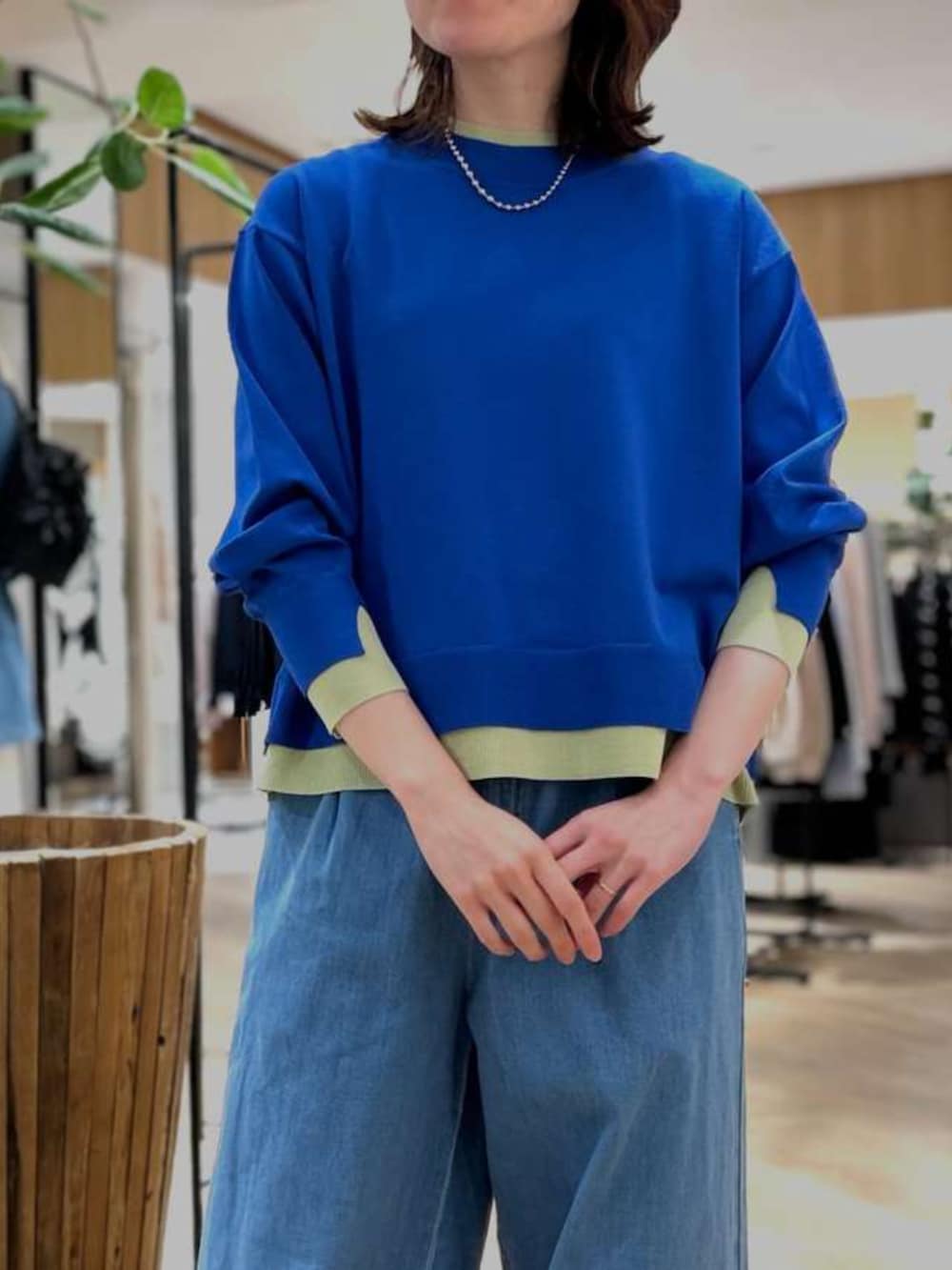 ブルー系のデニムパンツ、ピンク系のニット/セーターを着用したレディースの冬コーディネートの3枚目の写真