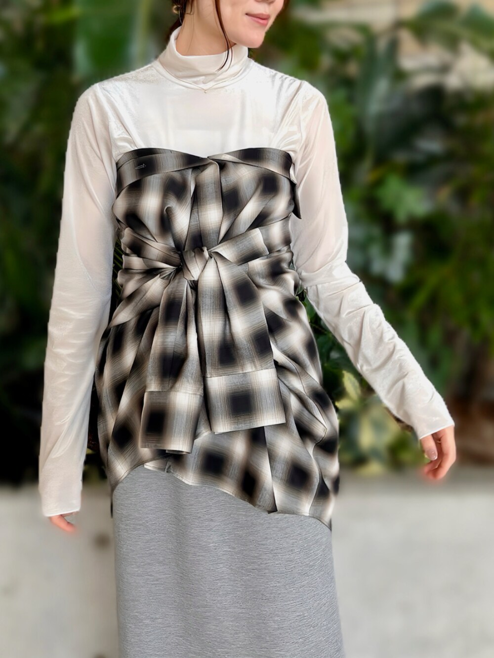 ブラック系のシャツ/ブラウス、ホワイト系のTシャツ/カットソー、グレー系のスカートを着用したレディースの秋コーディネートの3枚目の写真