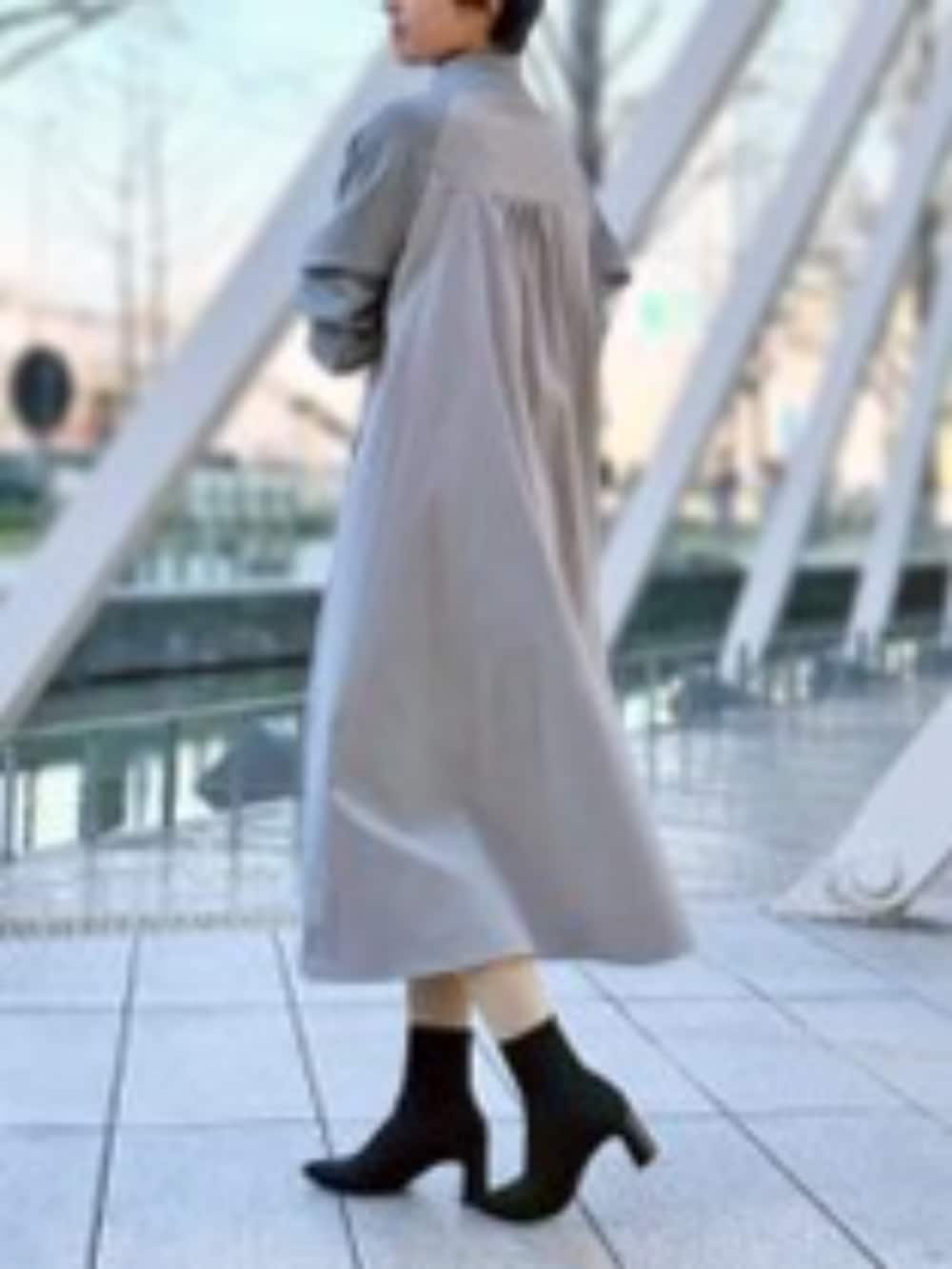 グレー系のワンピースを着用したレディースの冬コーディネートの2枚目の写真