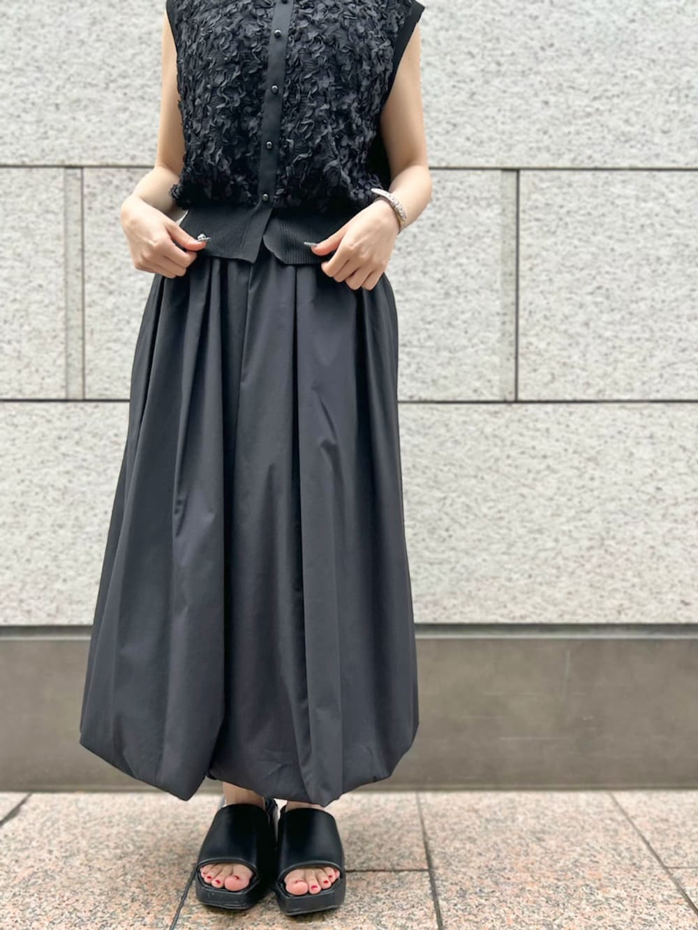 「銀座店_CHIERI、STRAWBERRY-FIELDS(STRAWBERRY-FIELDS)、2WAYニット、バルーンスカート、レーストップス、ブラックコーデ、大人フェミニン、お呼ばれスタイル、デートコーデ、レディライク、洗濯機OK、着回しニット、きれいめカジュアル、LOOKBOOK掲載アイテム、ノースリーブニット」｜「STRAWBERRY-FIELDSのミルキータフタ_バルーンタフタスカート（スカート、ブラック系）」を使った、STRAWBERRY-FIELDSさん（レディース・154cm）の夏コーディネートの4枚目の写真
