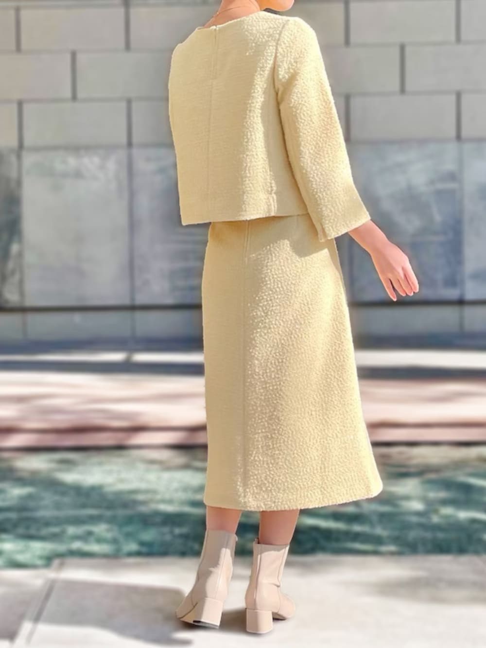 イエロー系のシャツ/ブラウスを着用したレディースの冬コーディネートの3枚目の写真