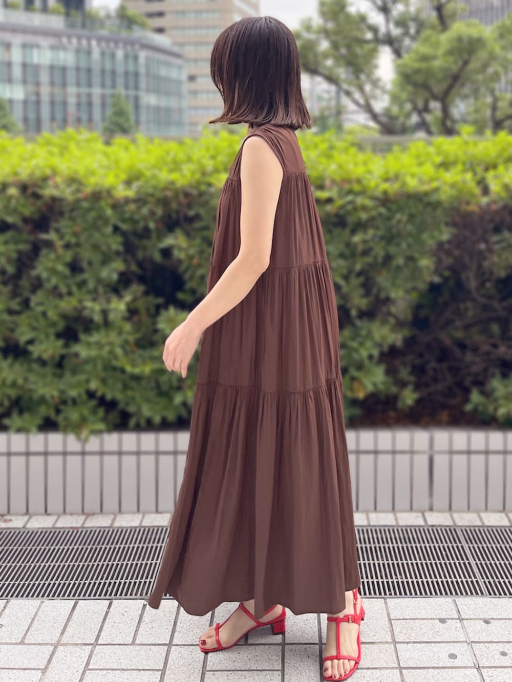 「JR名古屋高島屋店_MIKIKO、STRAWBERRY-FIELDS、パウダーサテン、ティアードワンピース、Vネックワンピース、涼しげコーデ、夏ワンピース、サマーバケーション、リラックスワンピース、ゆったりシルエット、ストレスフリー、妊婦さんにもおすすめ、手洗い可能、2025夏新作、一枚で決まるコーデ」｜「STRAWBERRY-FIELDSのパウダーサテンティアードワンピース（スカート、ブラウン系）」を使った、STRAWBERRY-FIELDSさん（レディース・164cm）の春コーディネートの3枚目の写真