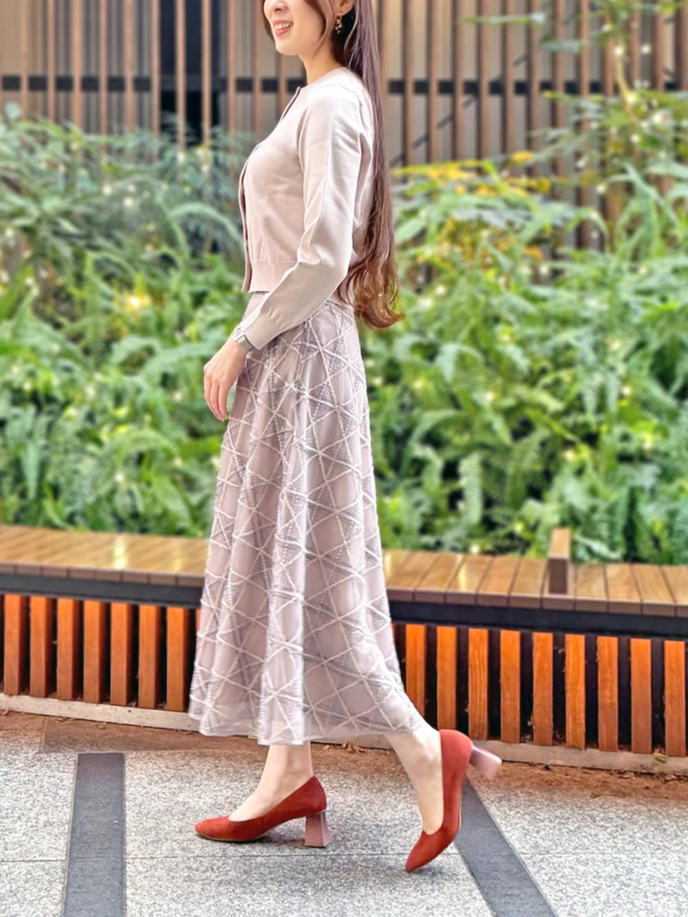 ピンク系のスカート、ピンク系のカーディガン/ボレロを着用したレディースの冬コーディネートの3枚目の写真