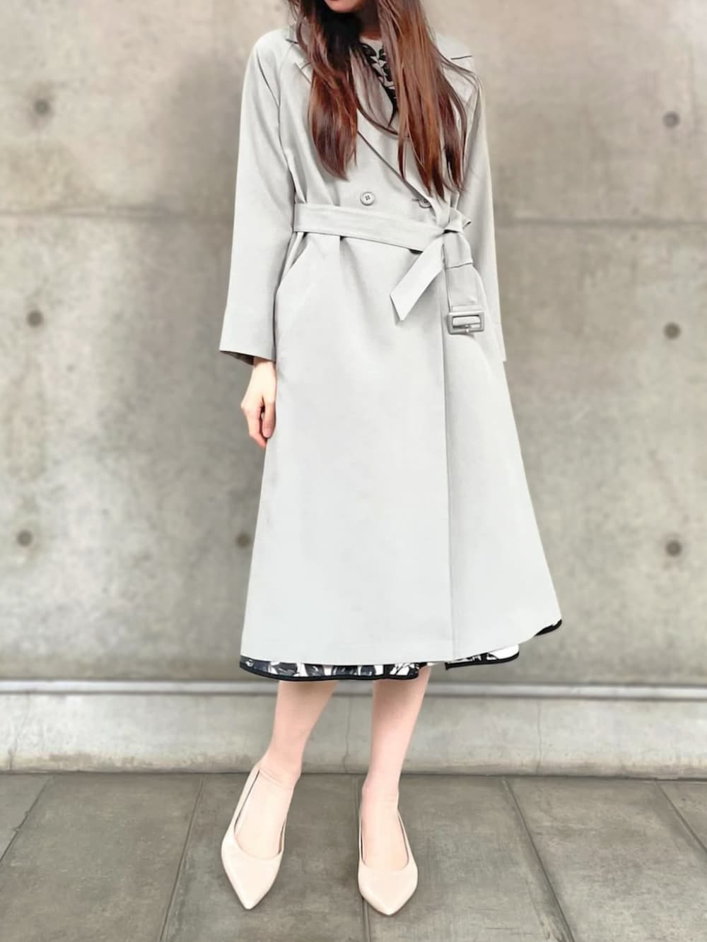 グリーン系のその他アウターを着用したレディースの秋コーディネートの2枚目の写真